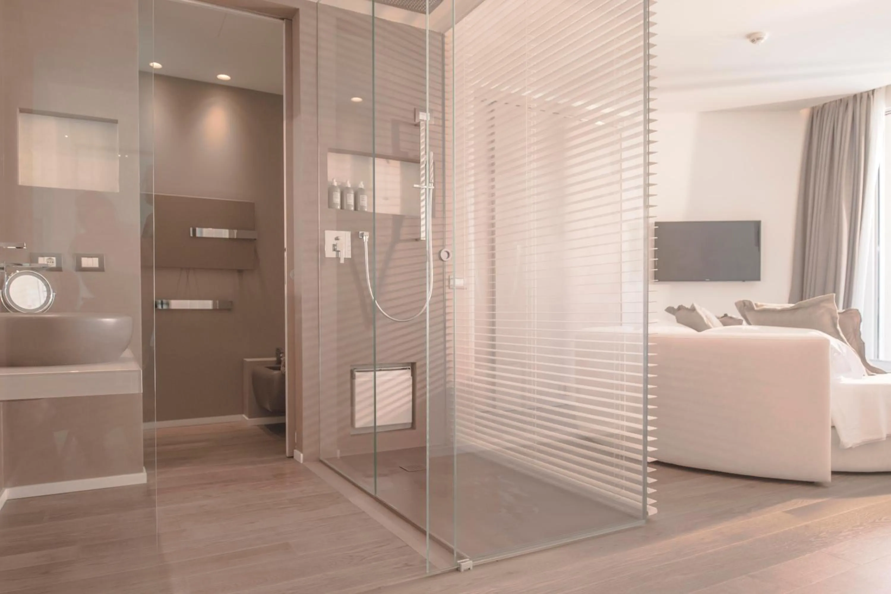 Shower, Bed in Hotel Sans Souci