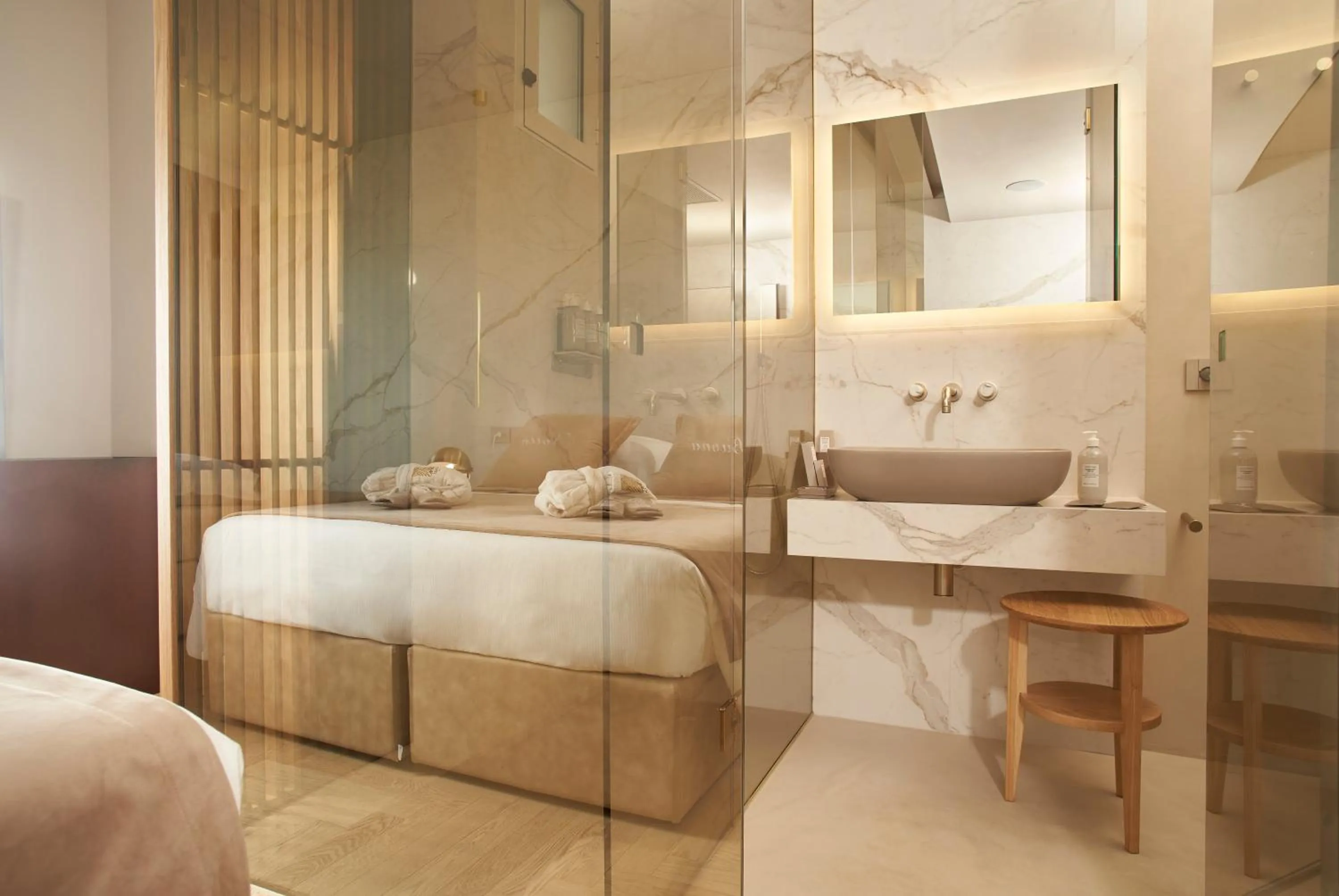 Bathroom, Bed in Hotel Sans Souci