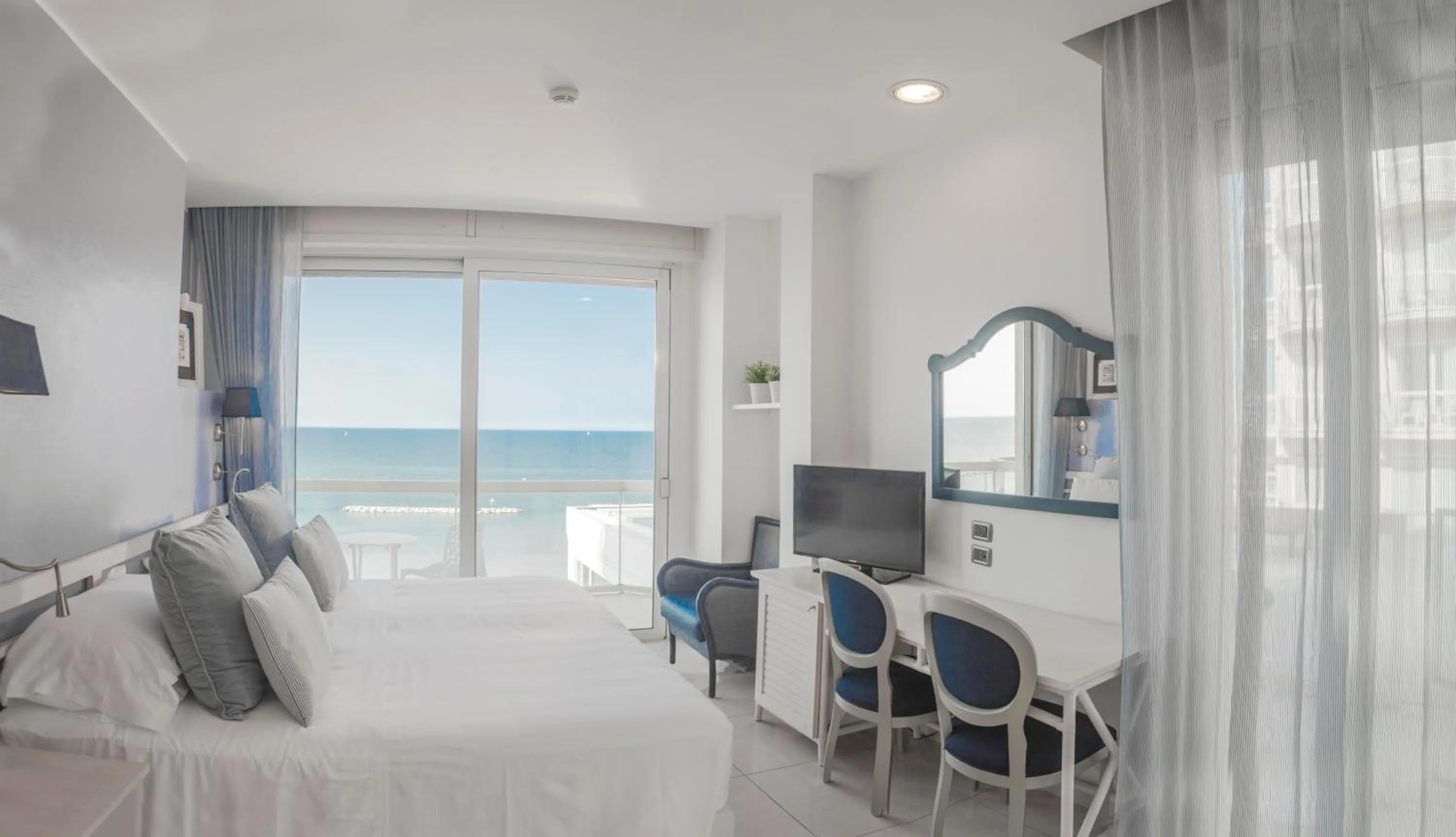 Balcony/Terrace, Bed in Hotel Sans Souci