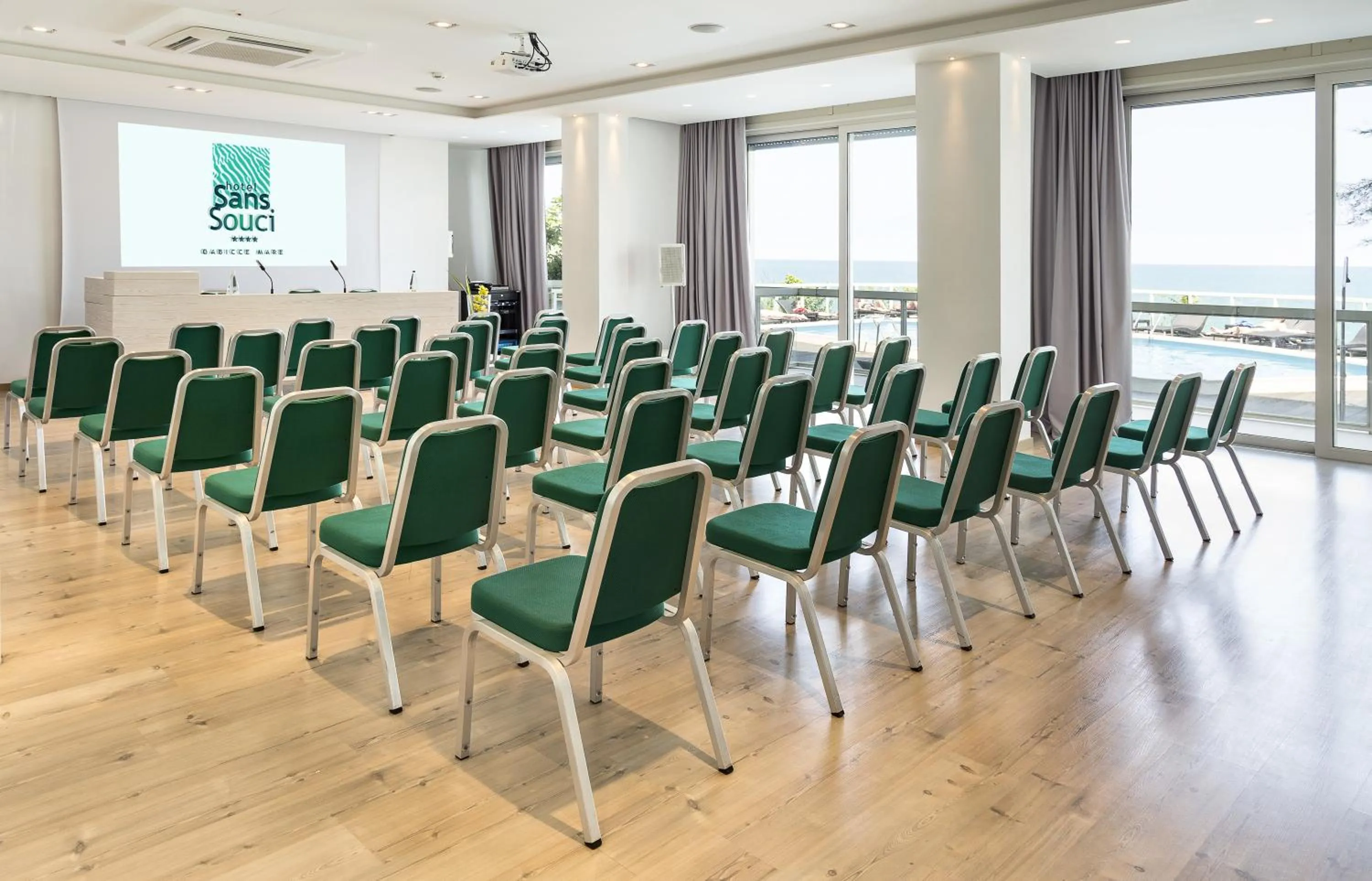 Business facilities in Hotel Sans Souci