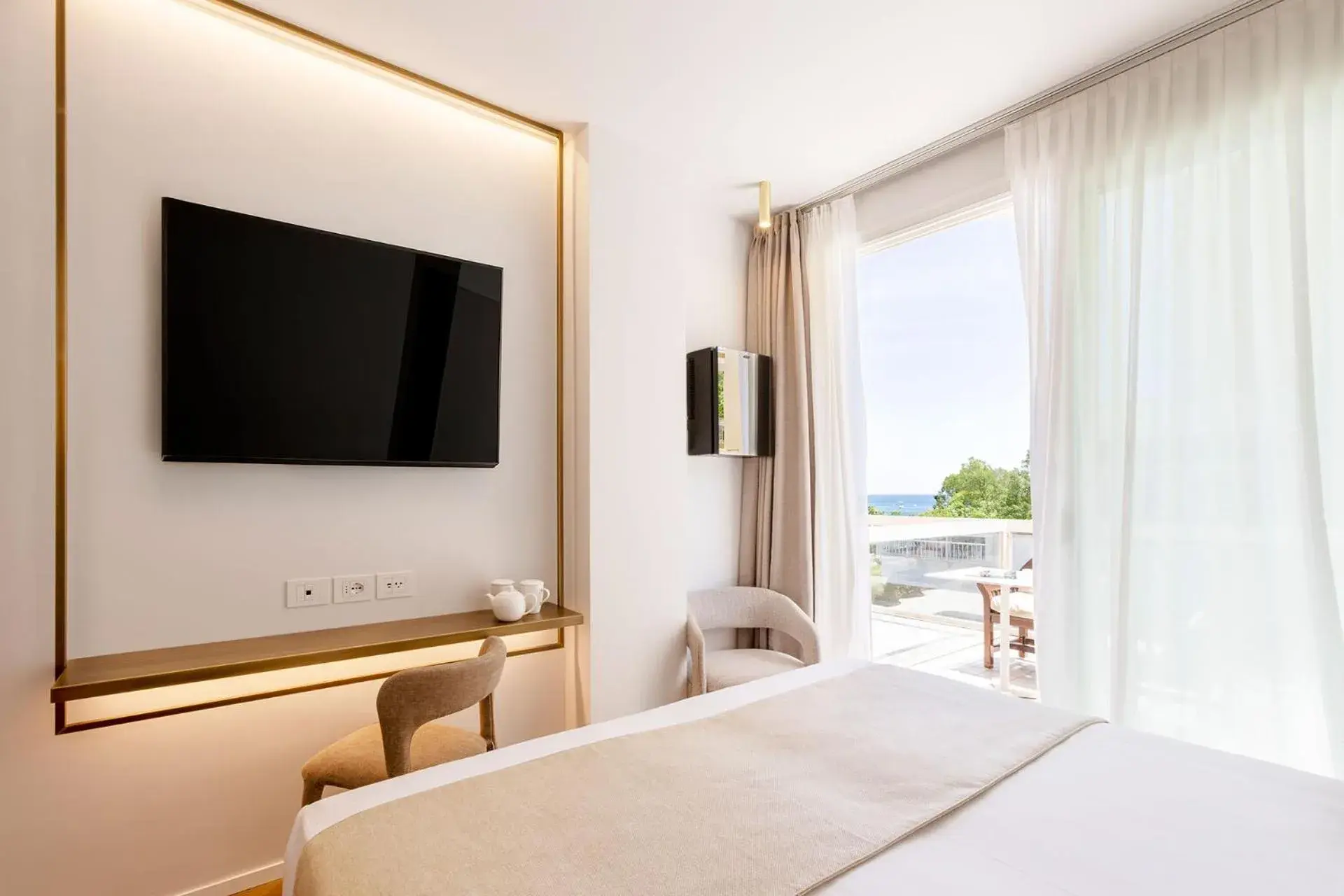 TV and multimedia, Bed in Hotel Sans Souci TV and multimedia, Bed in Hotel Sans Souci