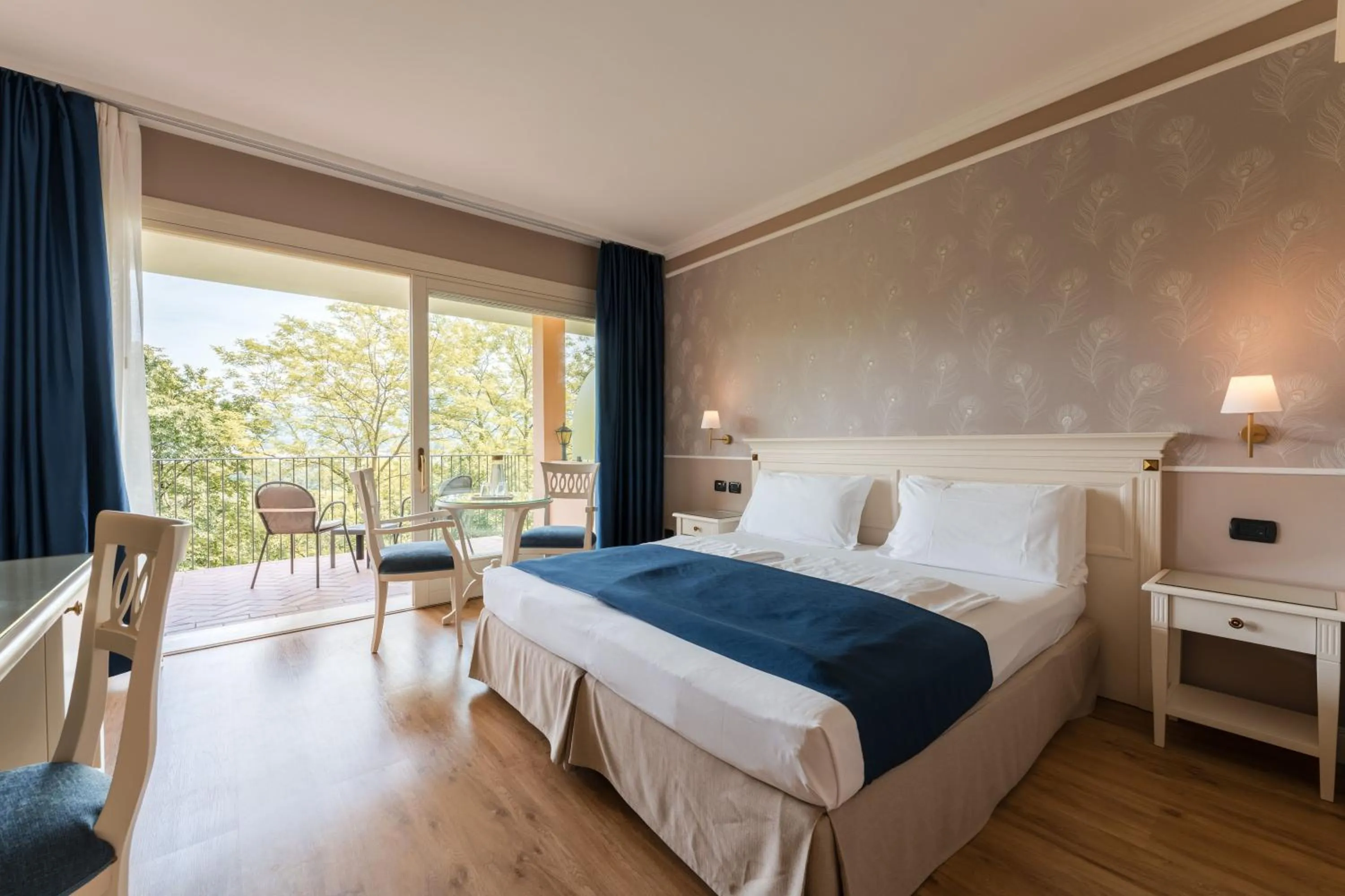 Bed in Hotel Boffenigo - The Golden Hour