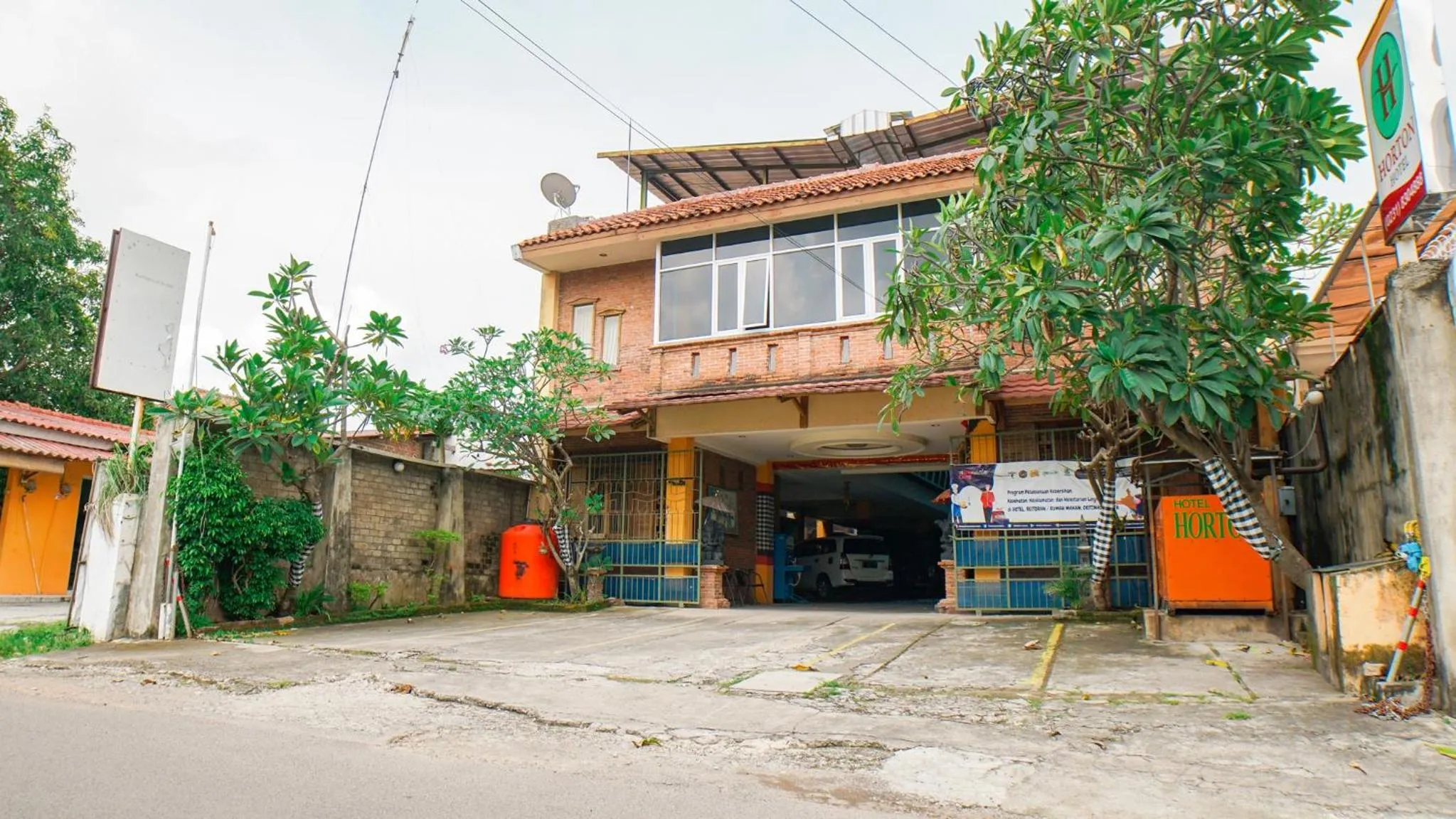 Facade/entrance in Horton Hotel Cirebon