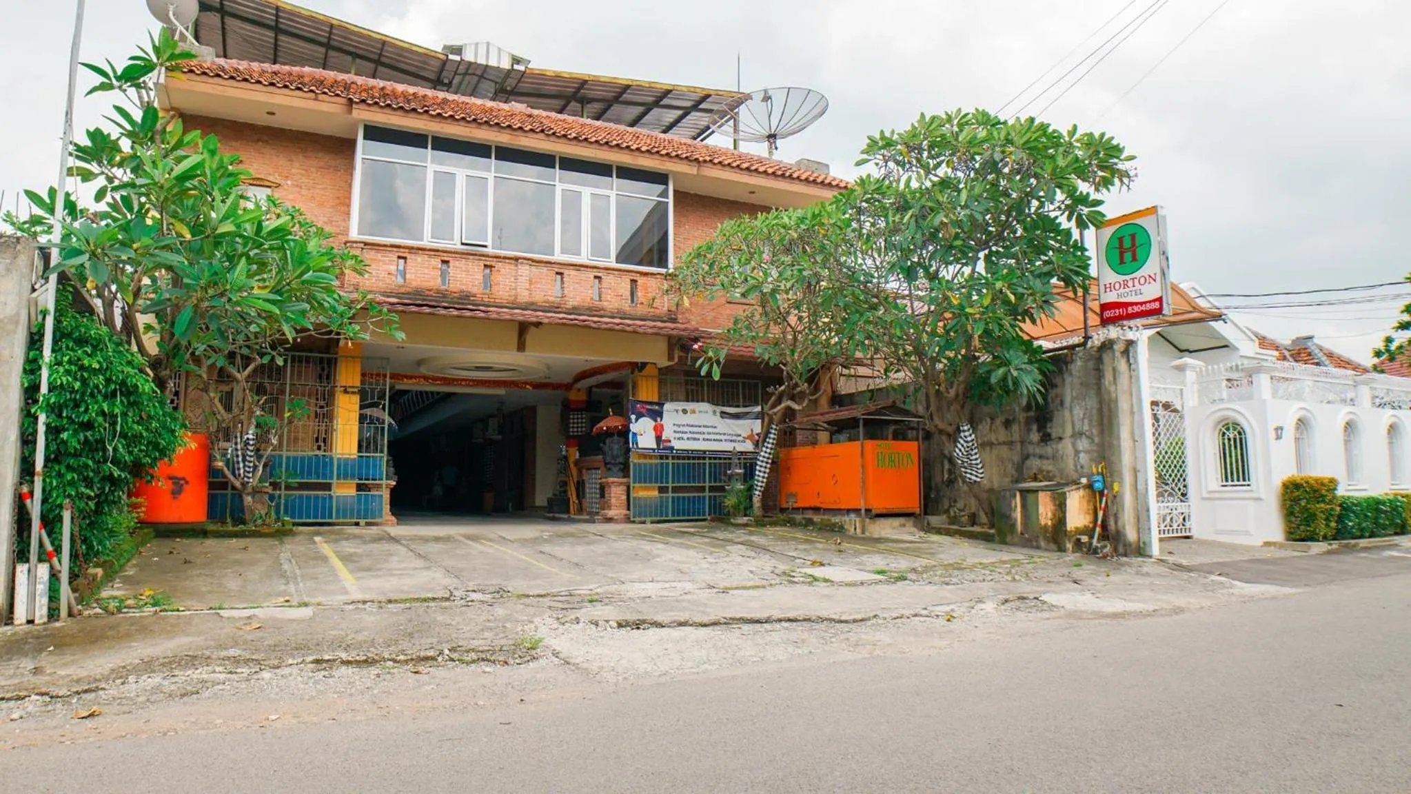 Facade/entrance in Horton Hotel Cirebon