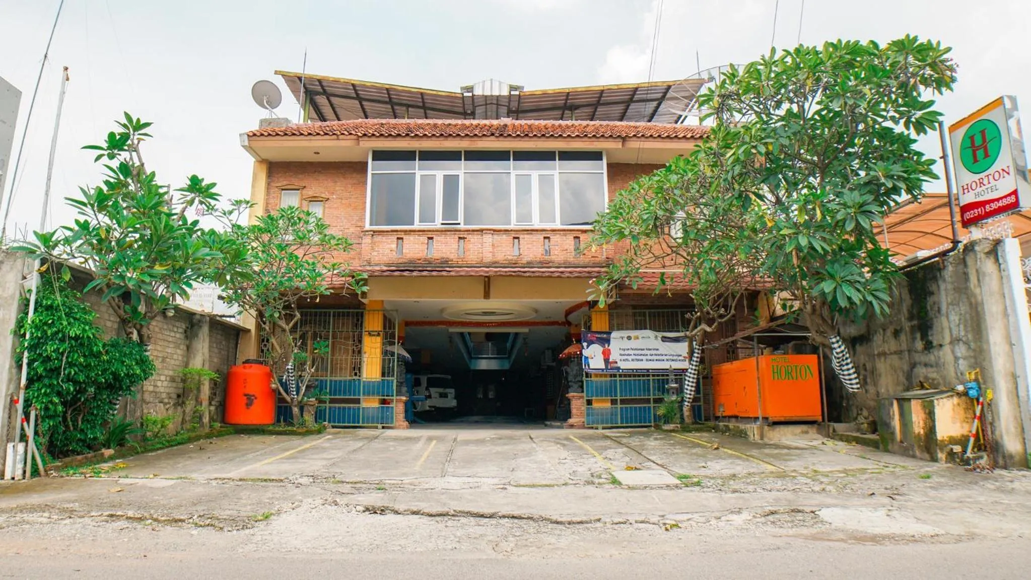 Facade/entrance in Horton Hotel Cirebon