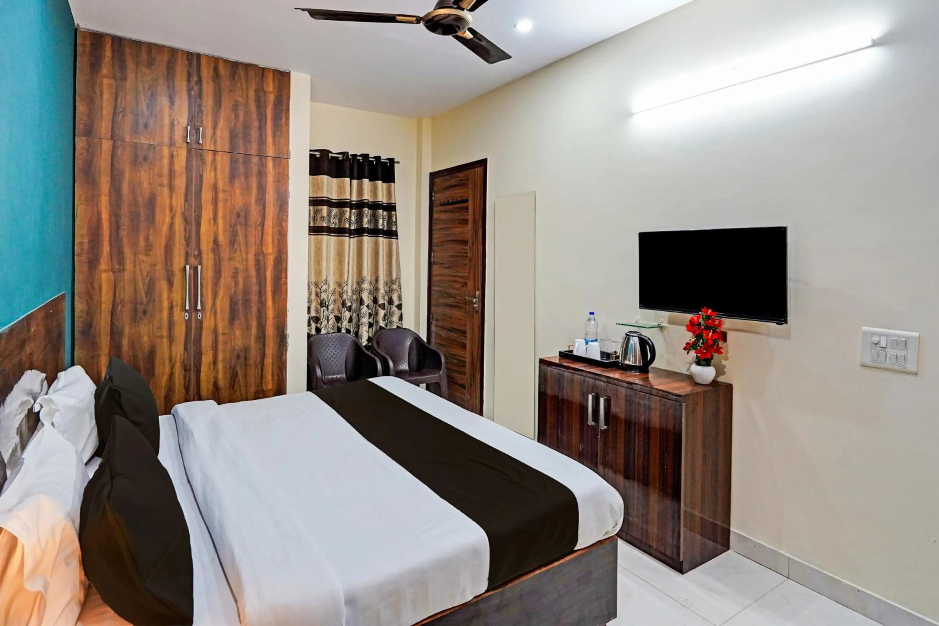 Lobby or reception, Bed in Royal Hotel