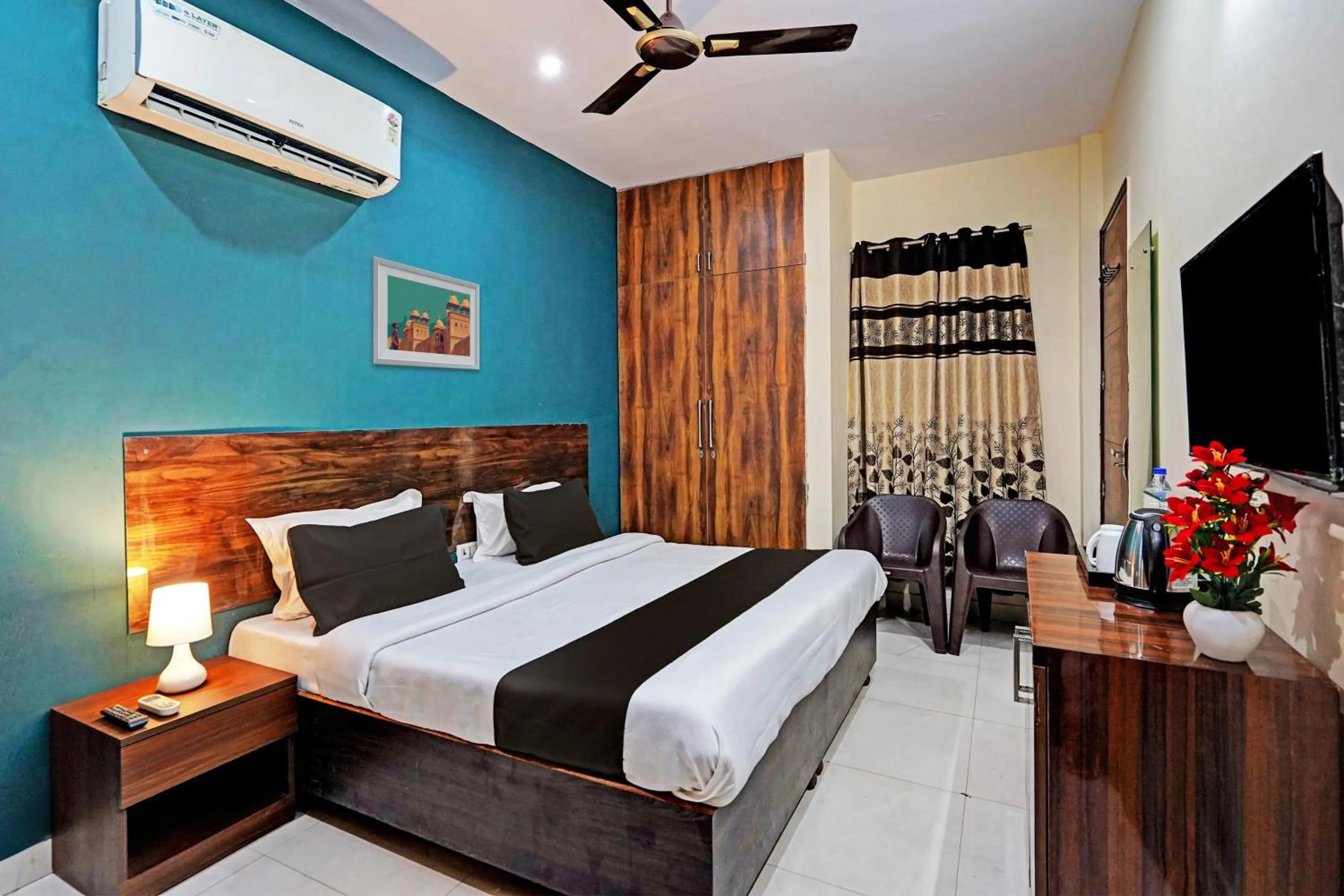 Bedroom, Bed in Royal Hotel