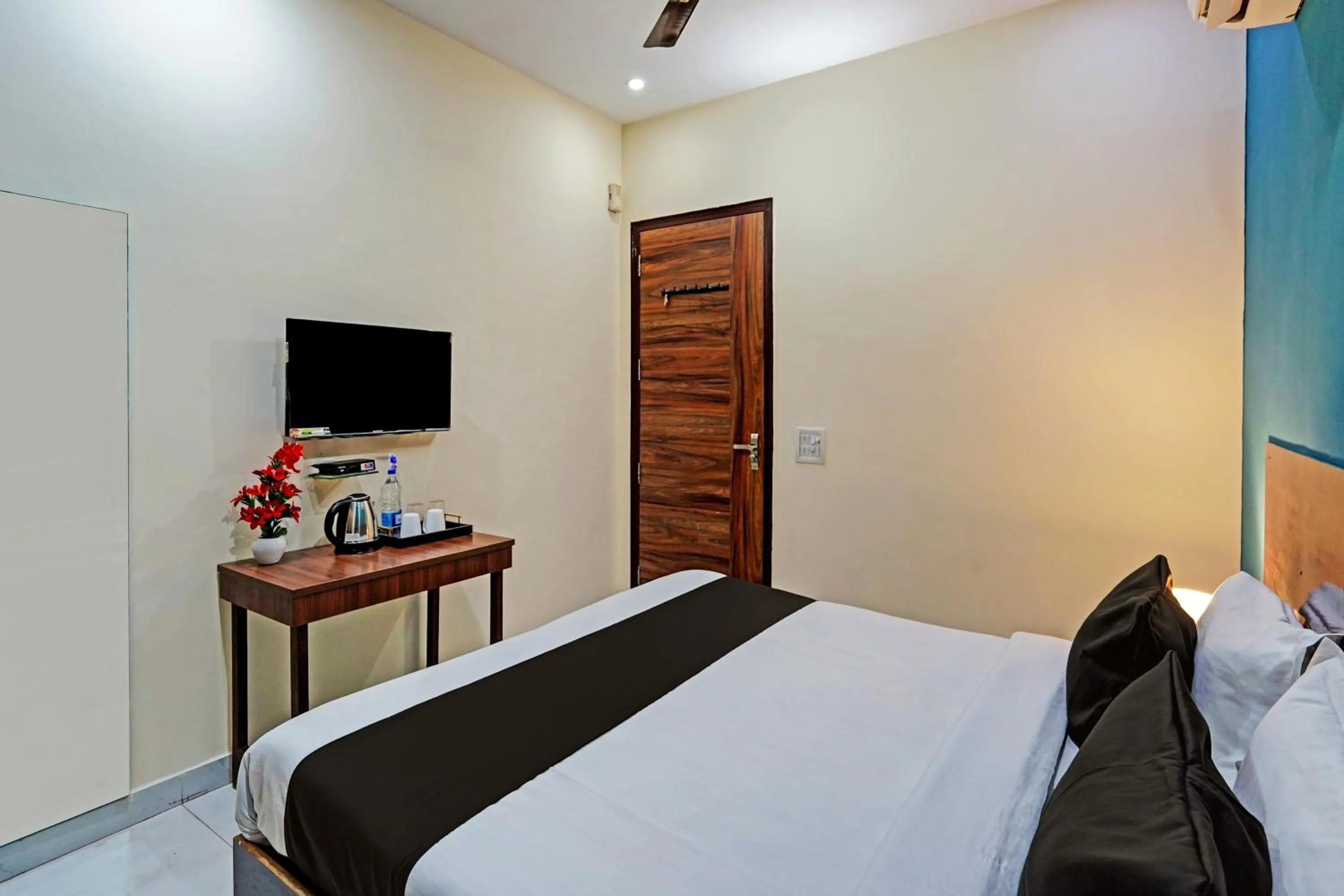 Bedroom, Bed in Royal Hotel