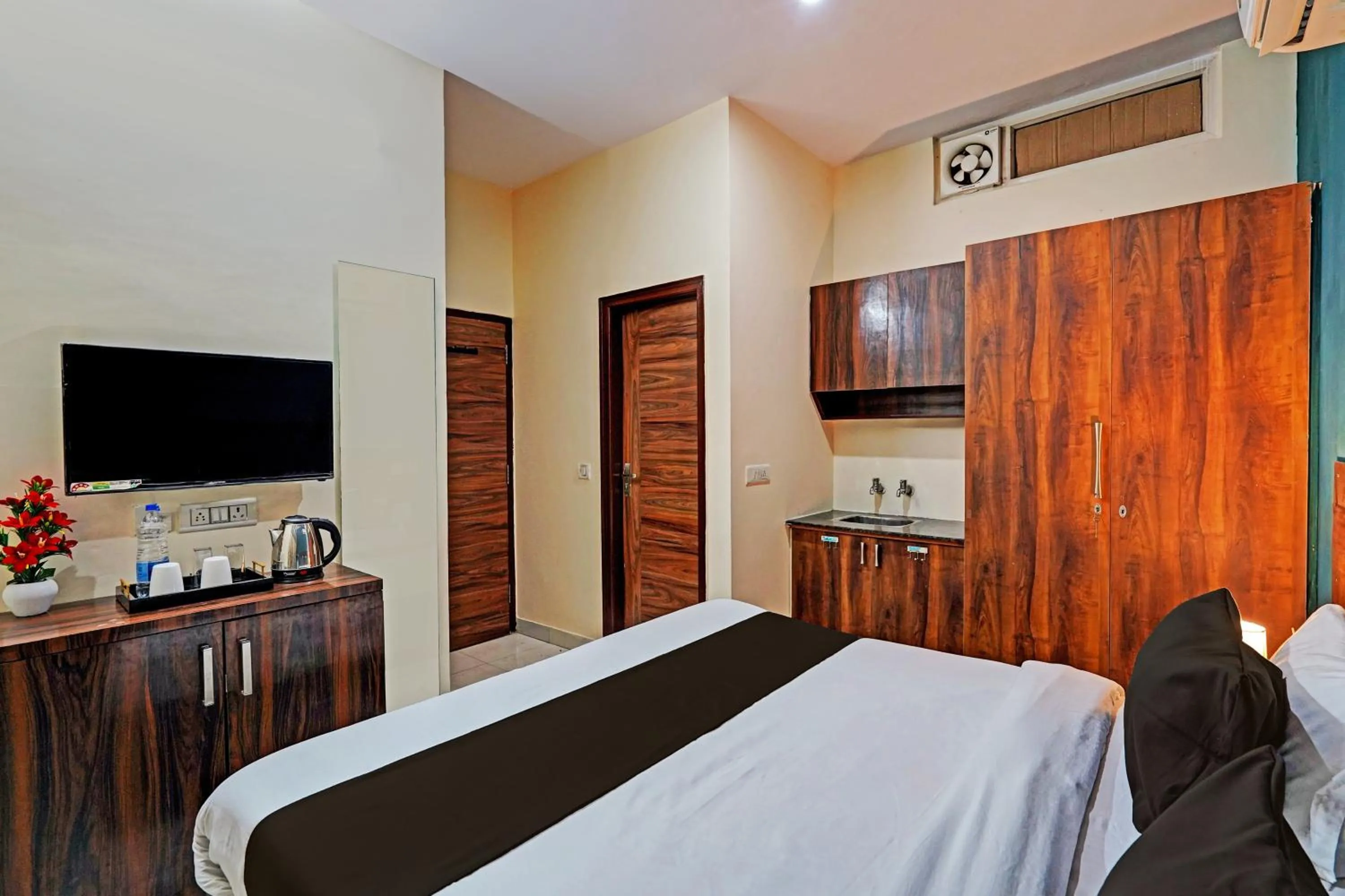 Facade/entrance, Bed in Royal Hotel