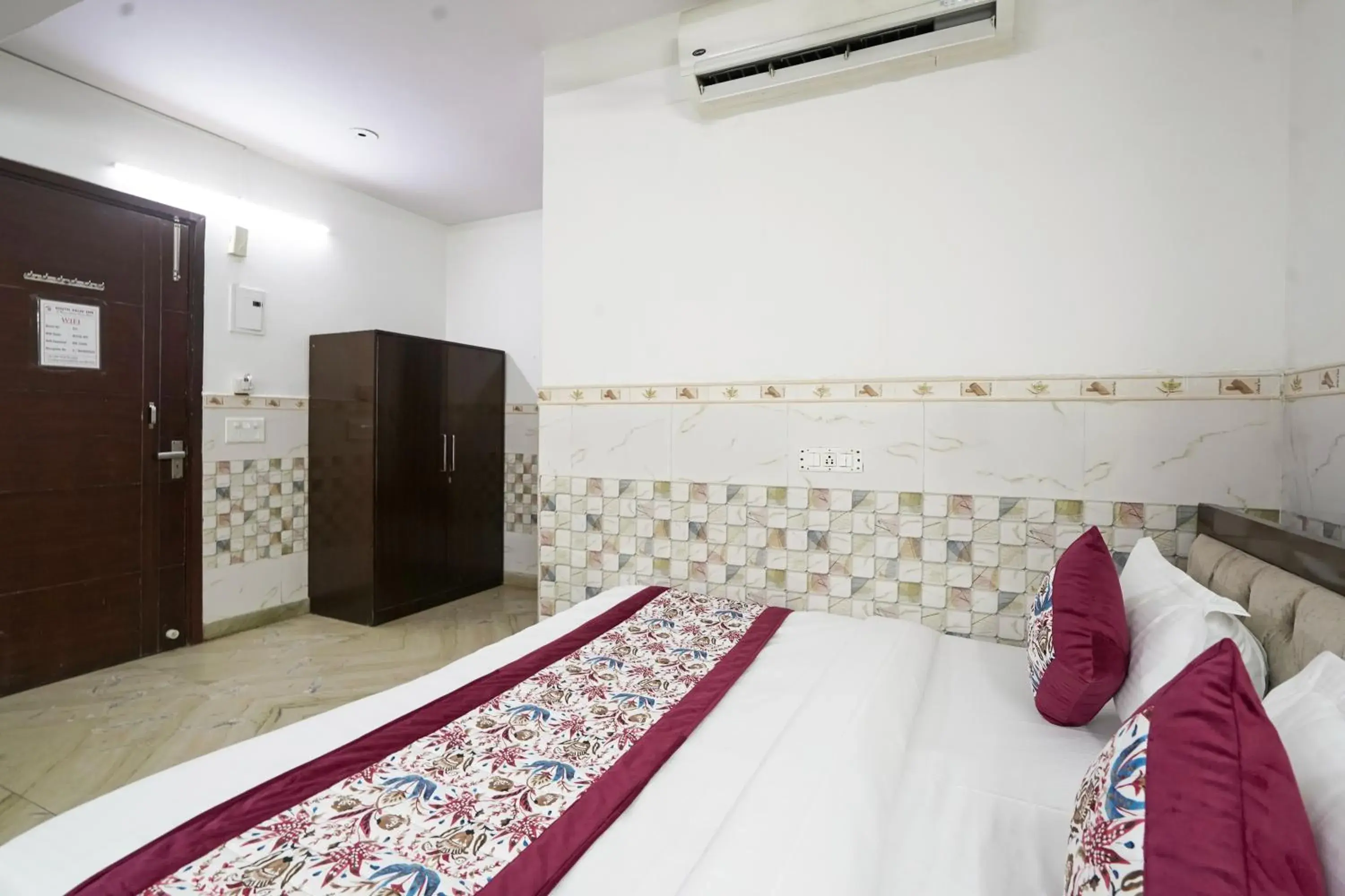 Bed in Hotel South Delhi Inn Just 10 Minute Away Form Nizamuddin Railway Station Bed in Hotel South Delhi Inn Just 10 Minute Away Form Nizamuddin Railway Station