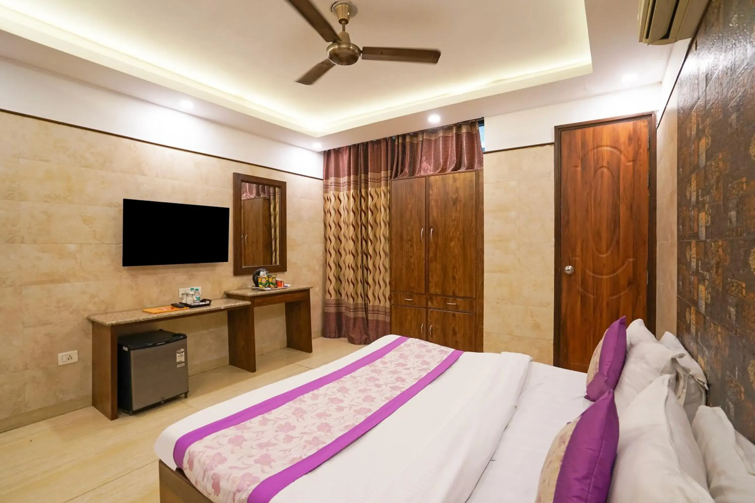 Queen Room in Hotel South Delhi Inn Just 10 Minute Away Form Nizamuddin Railway Station Queen Room in Hotel South Delhi Inn Just 10 Minute Away Form Nizamuddin Railway Station