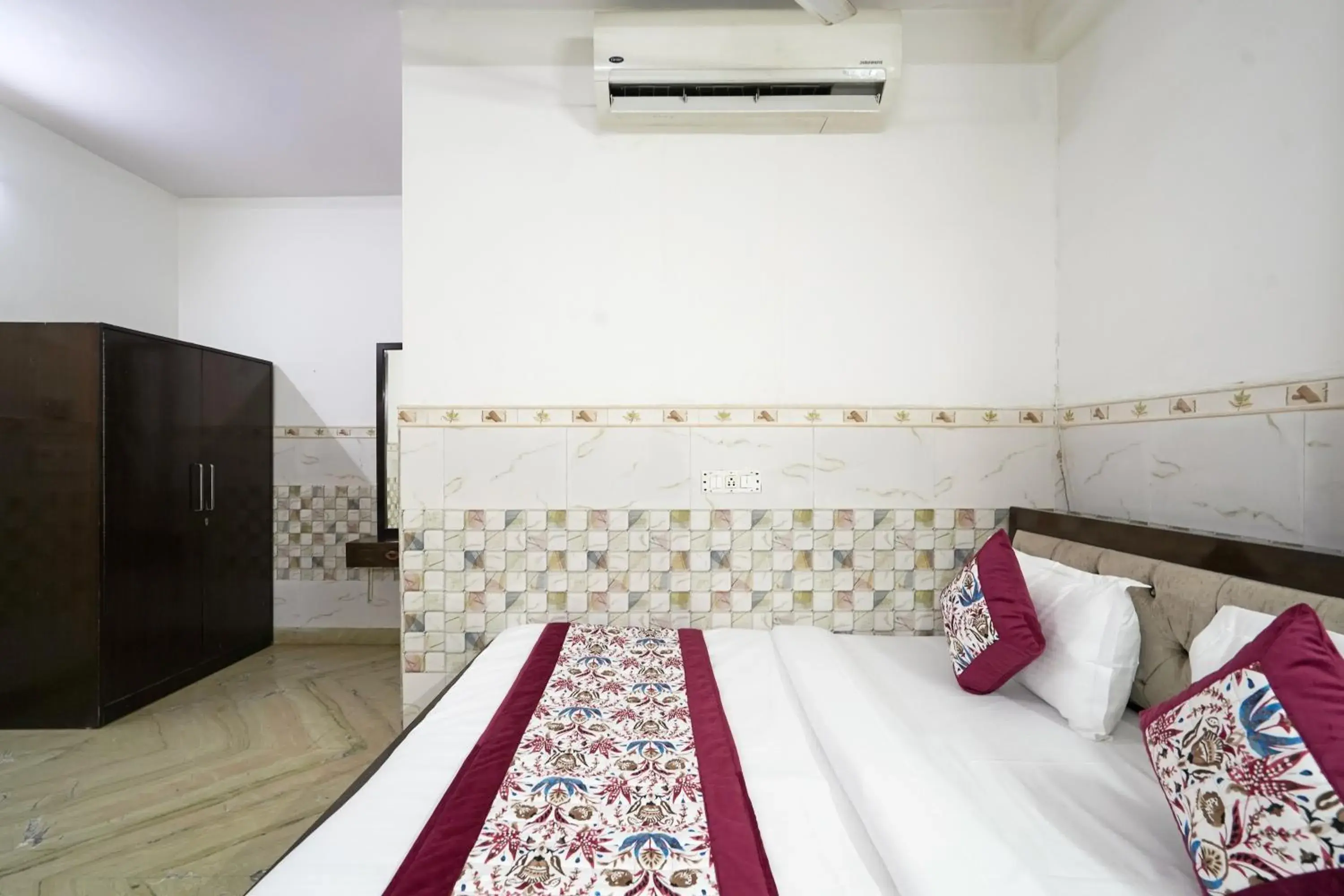 Bed in Hotel South Delhi Inn Just 10 Minute Away Form Nizamuddin Railway Station Bed in Hotel South Delhi Inn Just 10 Minute Away Form Nizamuddin Railway Station