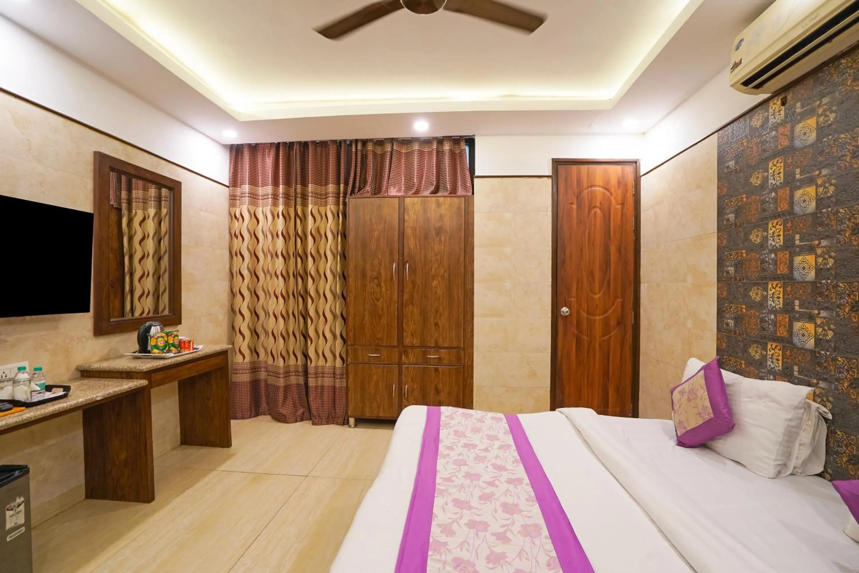 Communal lounge/ TV room in Hotel South Delhi Inn Just 10 Minute Away Form Nizamuddin Railway Station