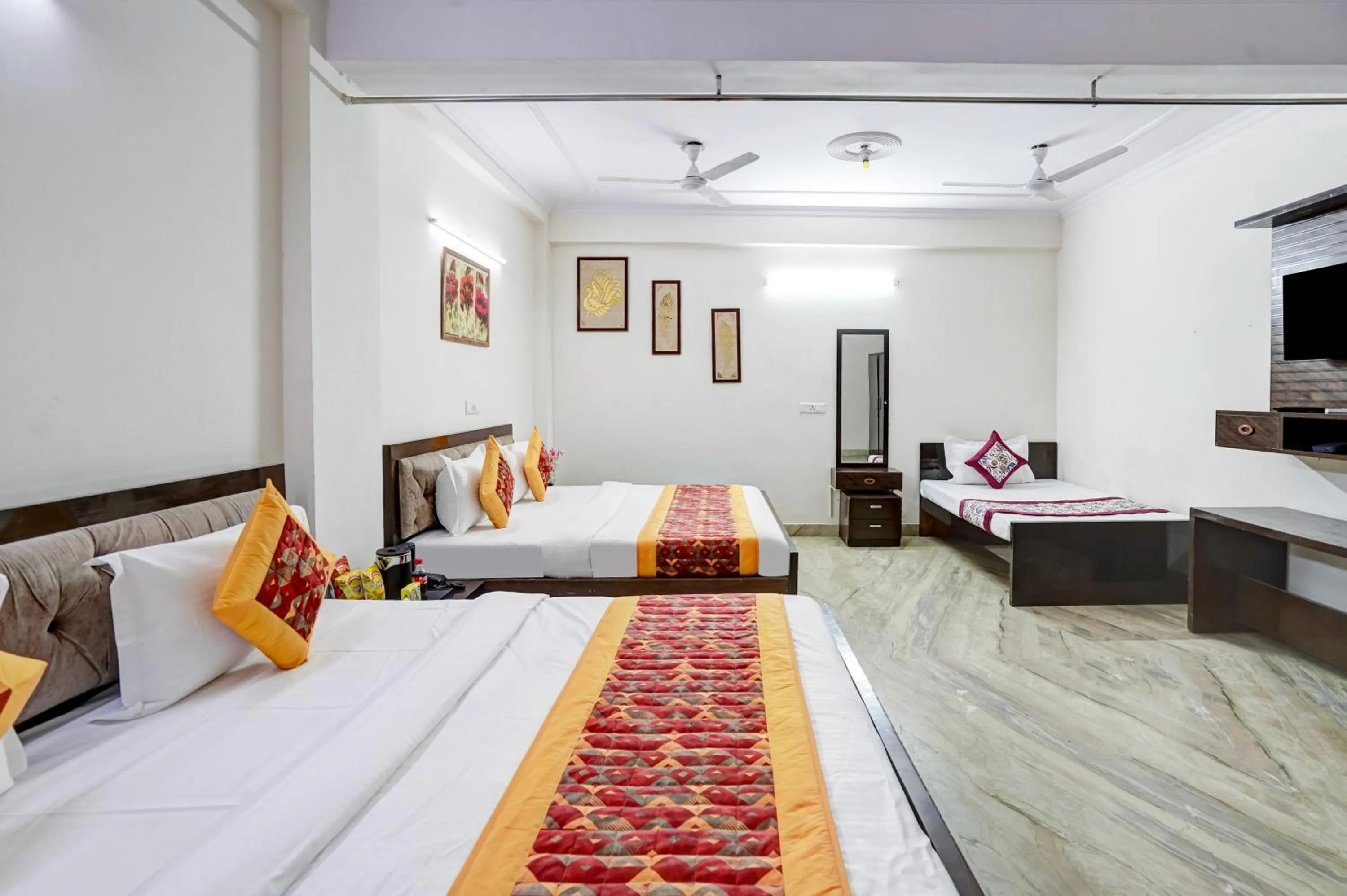 Hotel South Delhi Inn Just 10 Minute Away Form Nizamuddin Railway Station