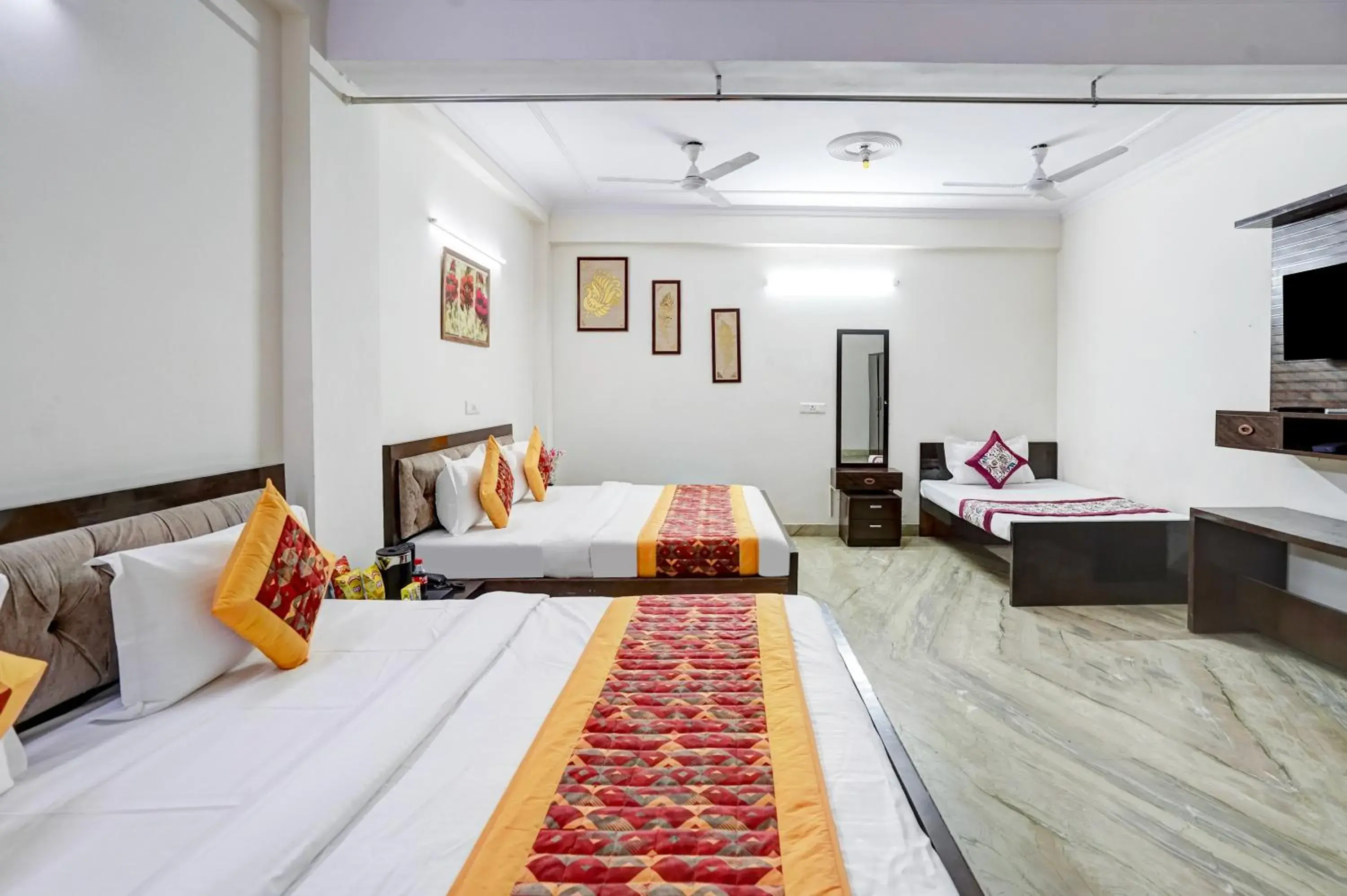 Bed in Hotel South Delhi Inn Just 10 Minute Away Form Nizamuddin Railway Station Bed in Hotel South Delhi Inn Just 10 Minute Away Form Nizamuddin Railway Station