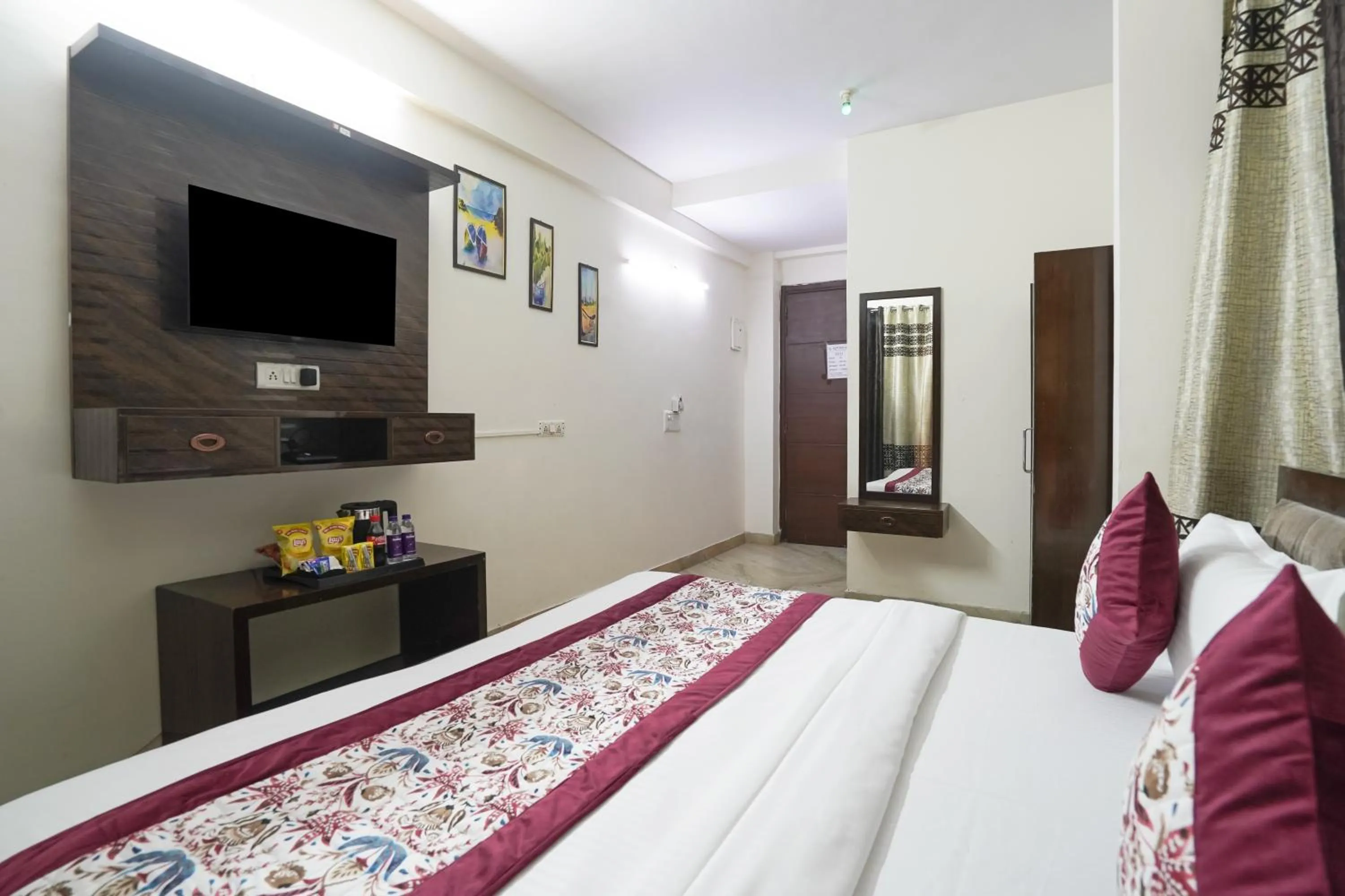 Communal lounge/ TV room in Hotel South Delhi Inn Just 10 Minute Away Form Nizamuddin Railway Station