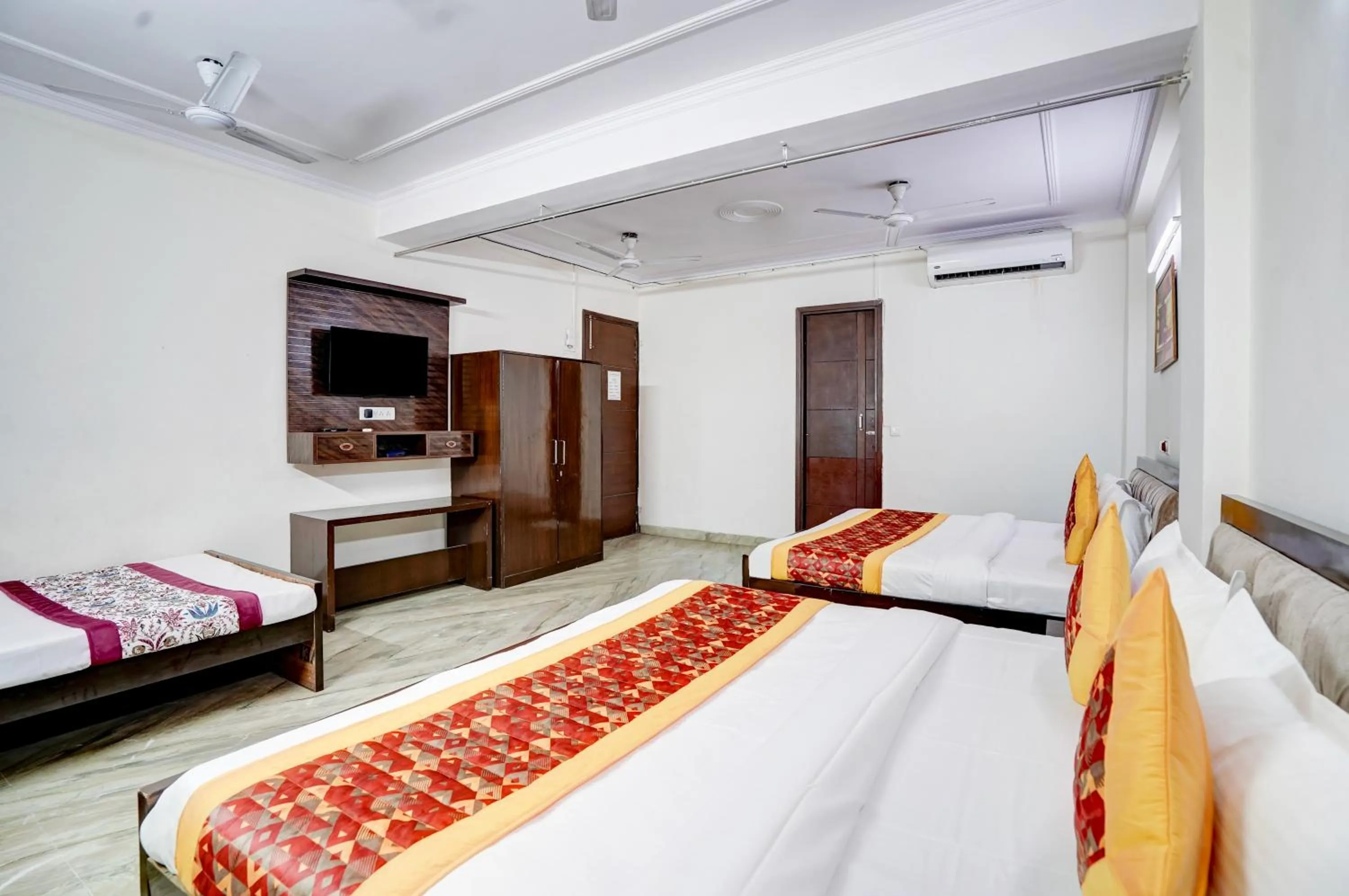 Communal lounge/ TV room in Hotel South Delhi Inn Just 10 Minute Away Form Nizamuddin Railway Station
