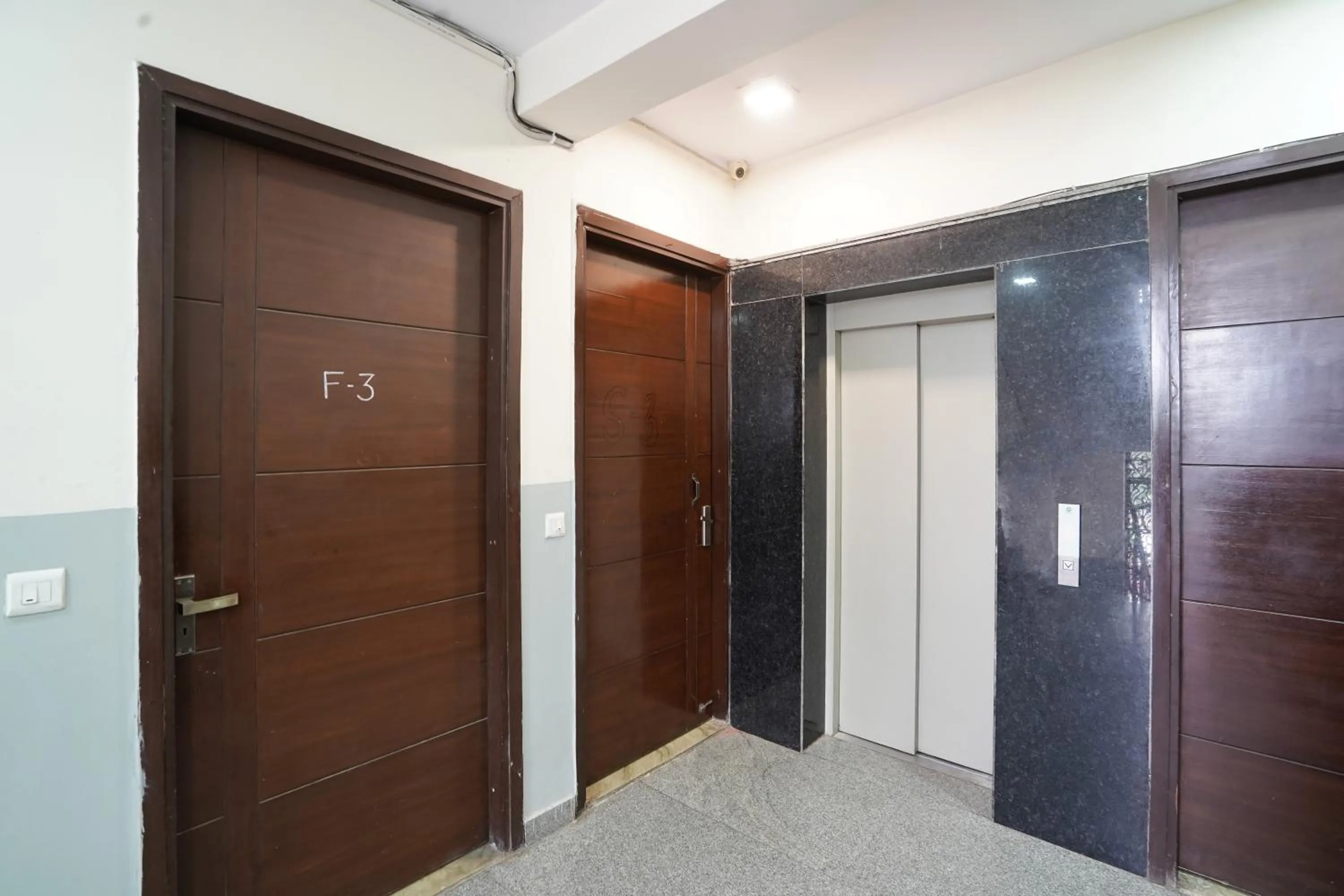 wardrobe in Hotel South Delhi Inn Just 10 Minute Away Form Nizamuddin Railway Station