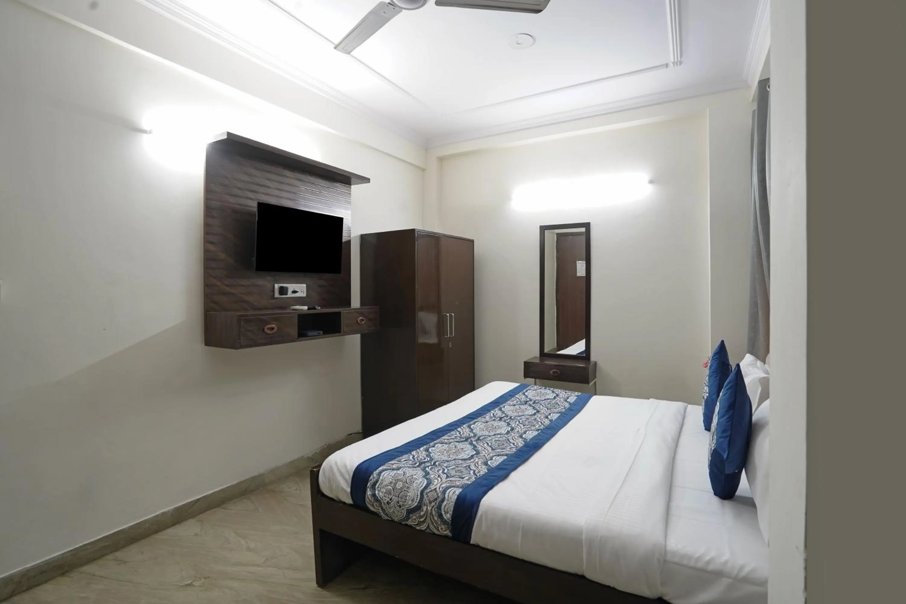 Communal lounge/ TV room in Hotel South Delhi Inn Just 10 Minute Away Form Nizamuddin Railway Station