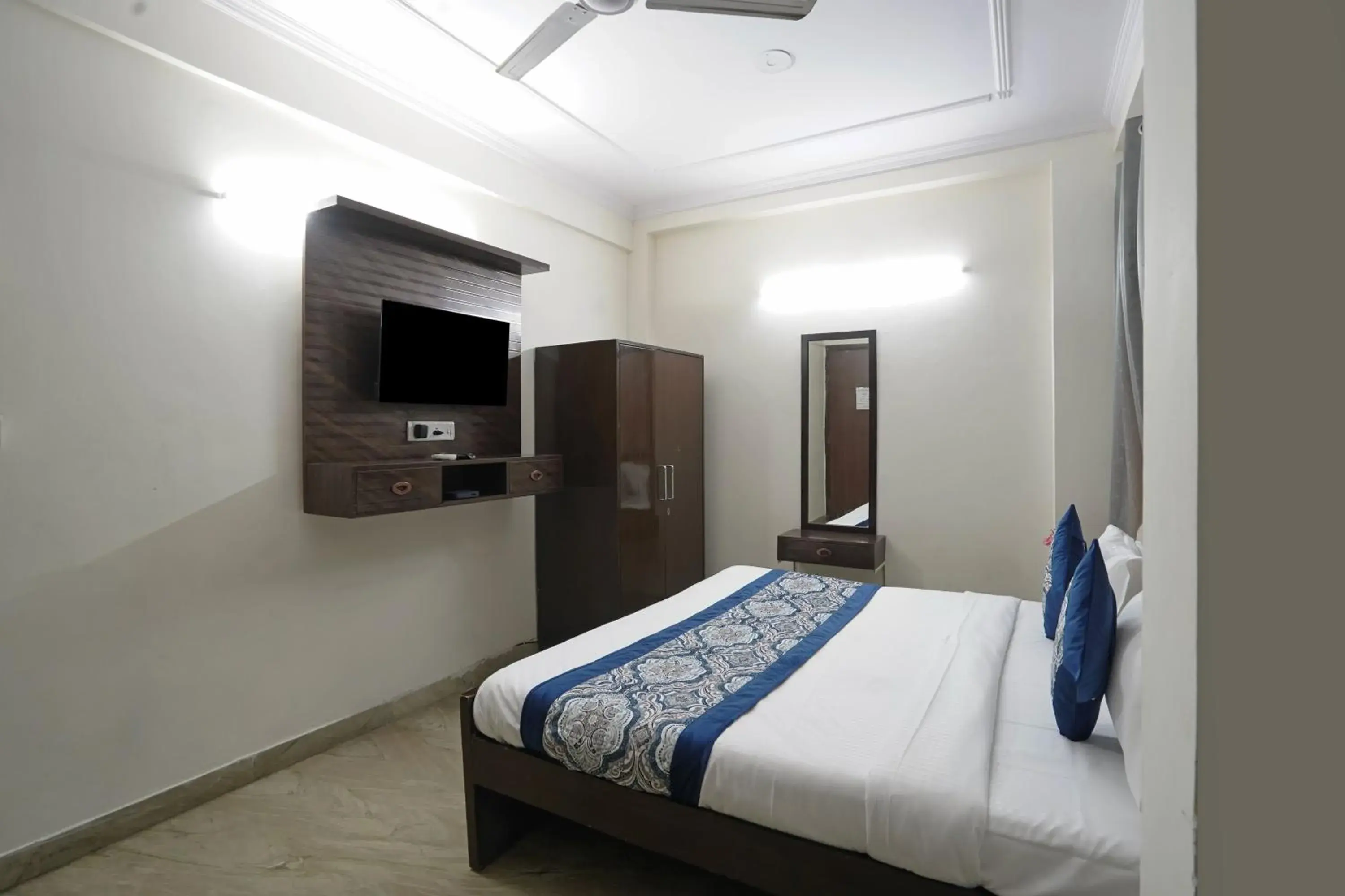 Communal lounge/ TV room, Bed in Hotel South Delhi Inn Just 10 Minute Away Form Nizamuddin Railway Station Communal lounge/ TV room, Bed in Hotel South Delhi Inn Just 10 Minute Away Form Nizamuddin Railway Station