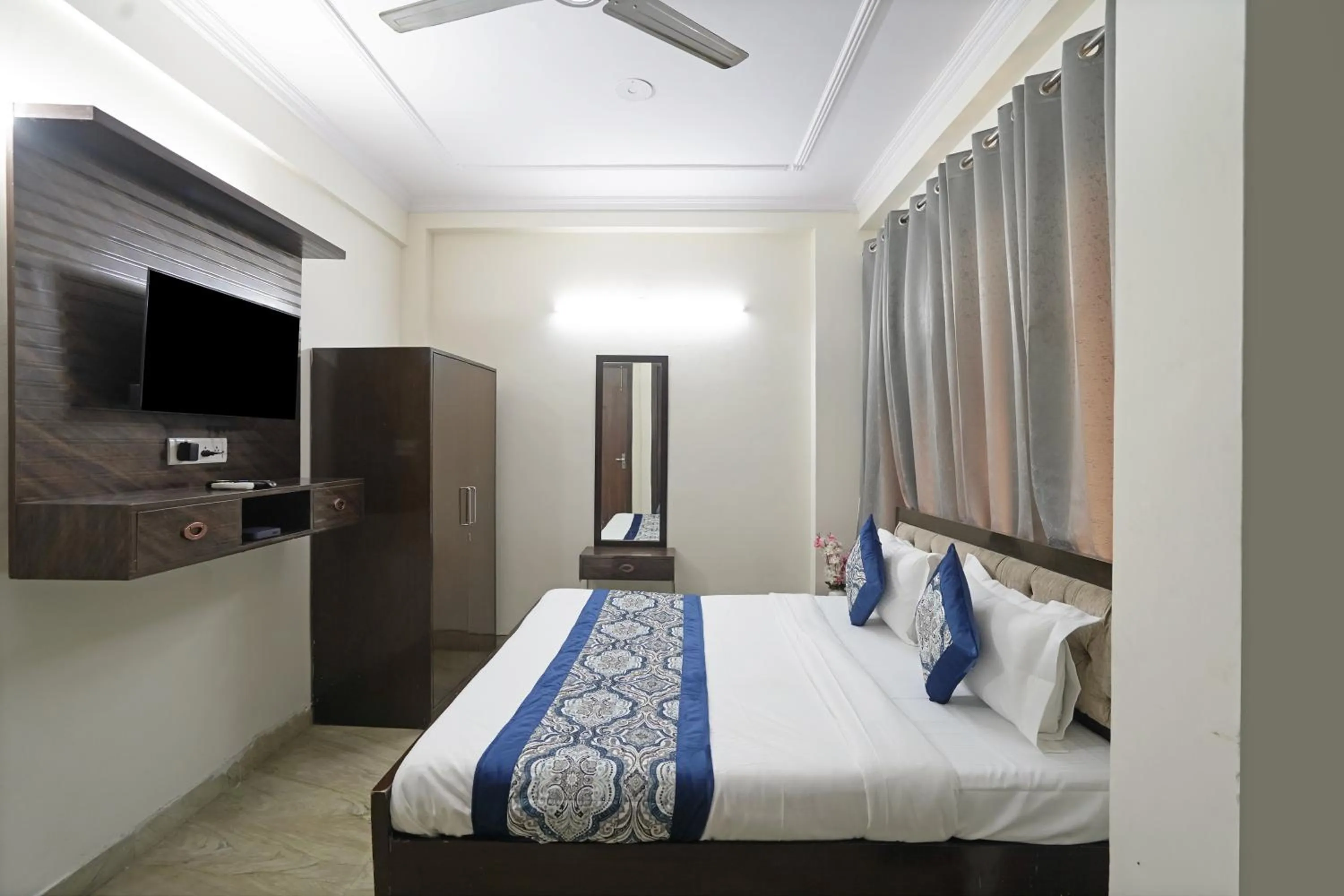 Hotel South Delhi Inn Just 10 Minute Away Form Nizamuddin Railway Station