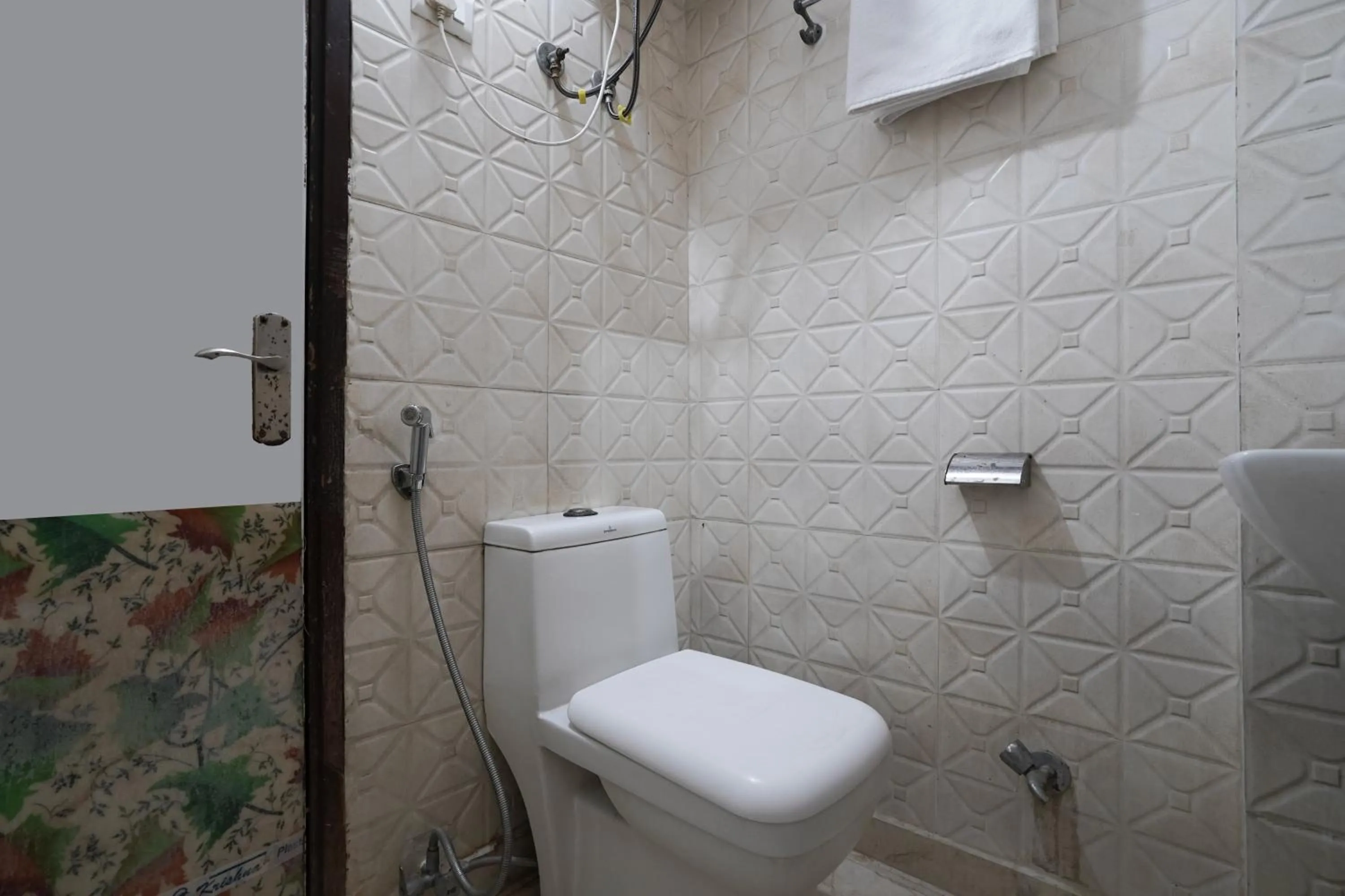 Shower in Hotel South Delhi Inn Just 10 Minute Away Form Nizamuddin Railway Station