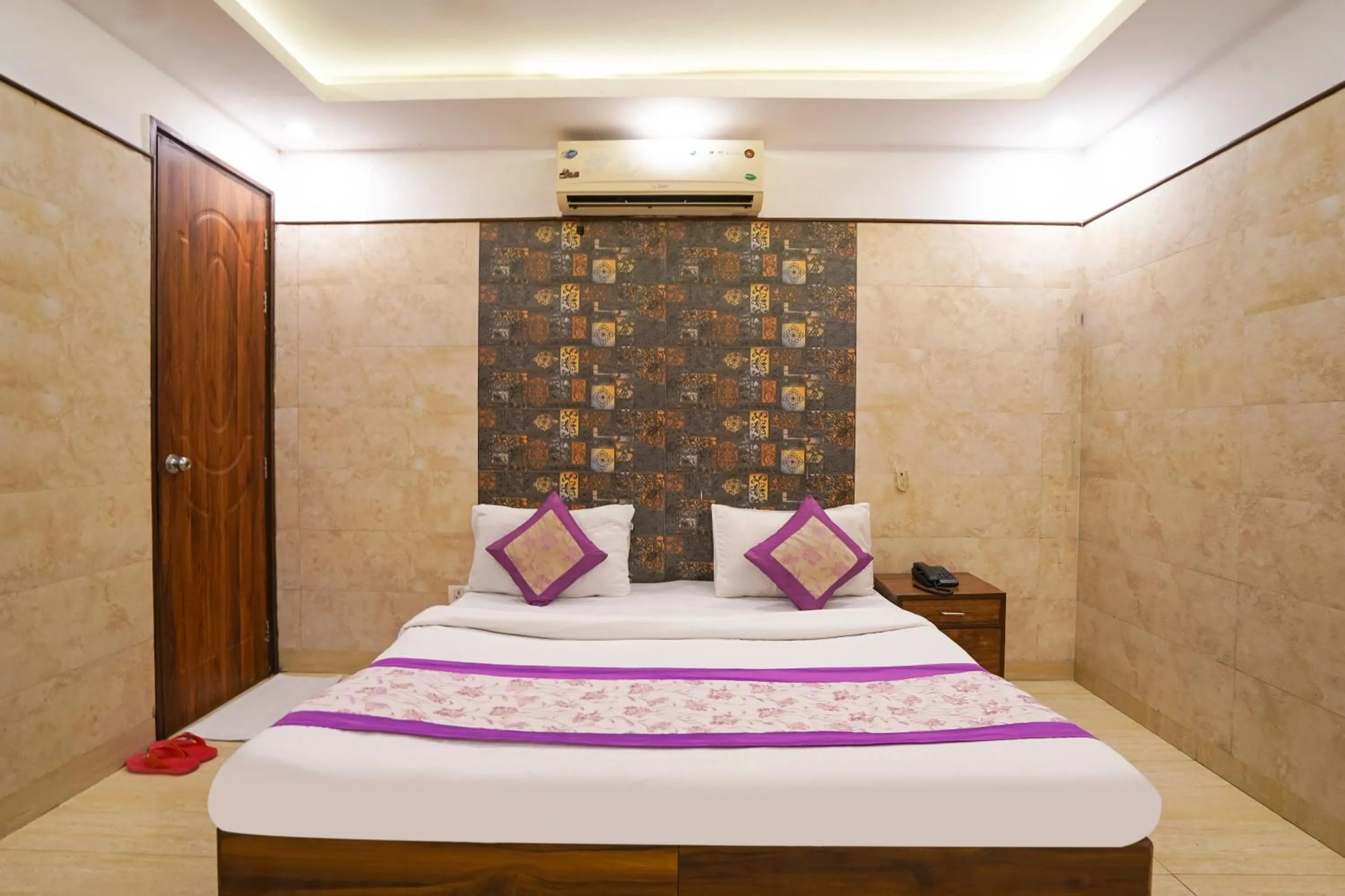 Bed in Hotel South Delhi Inn Just 10 Minute Away Form Nizamuddin Railway Station