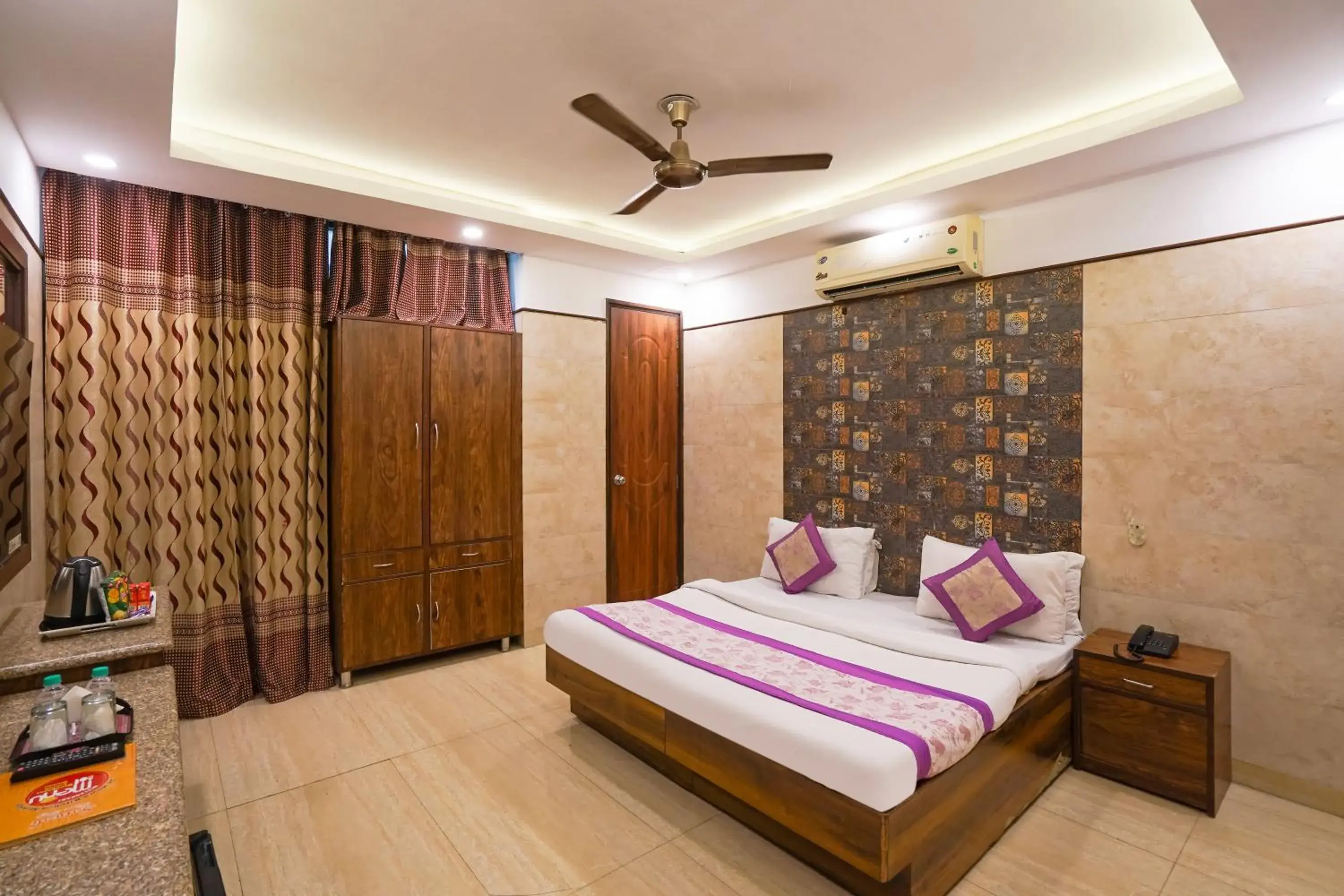 Bed in Hotel South Delhi Inn Just 10 Minute Away Form Nizamuddin Railway Station Bed in Hotel South Delhi Inn Just 10 Minute Away Form Nizamuddin Railway Station