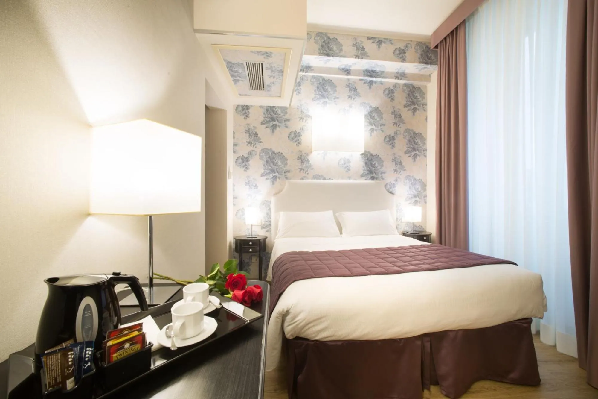 Photo of the whole room, Bed in Hotel Montreal