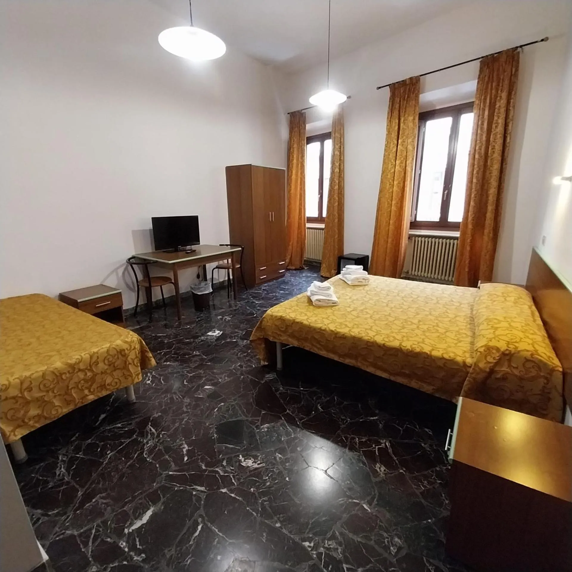 TV and multimedia, Bed in Hotel Montreal