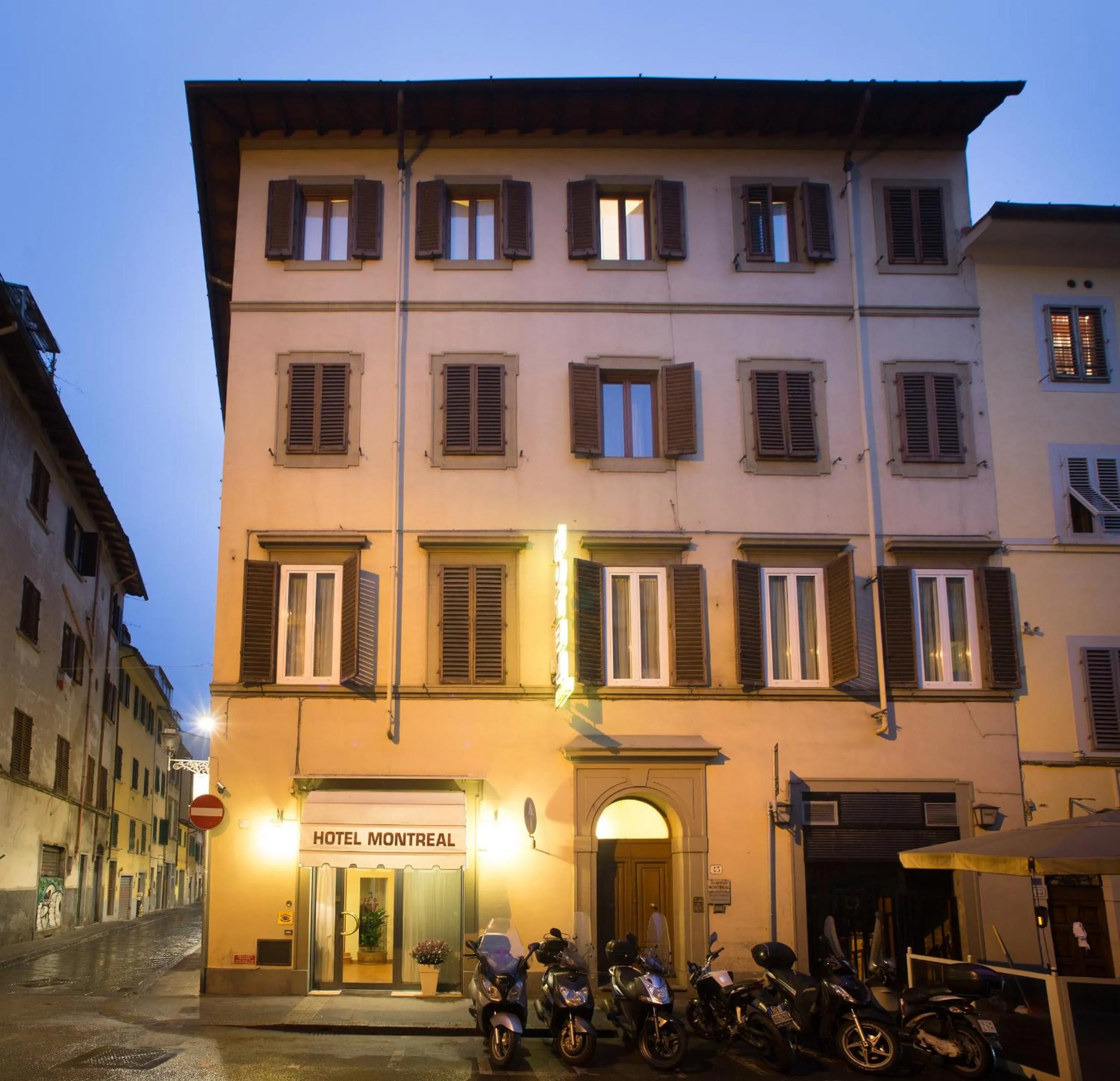 Facade/entrance in Hotel Montreal