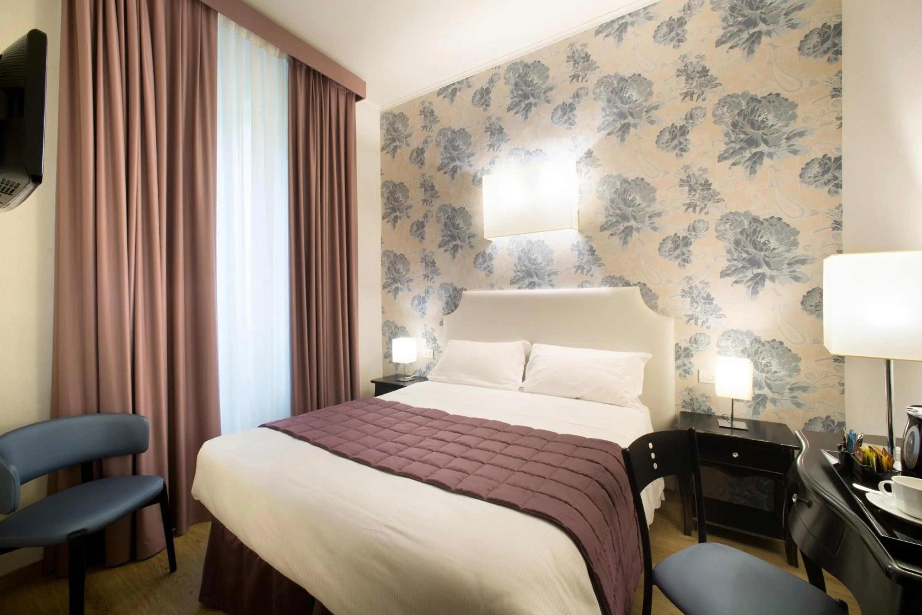 Photo of the whole room, Bed in Hotel Montreal