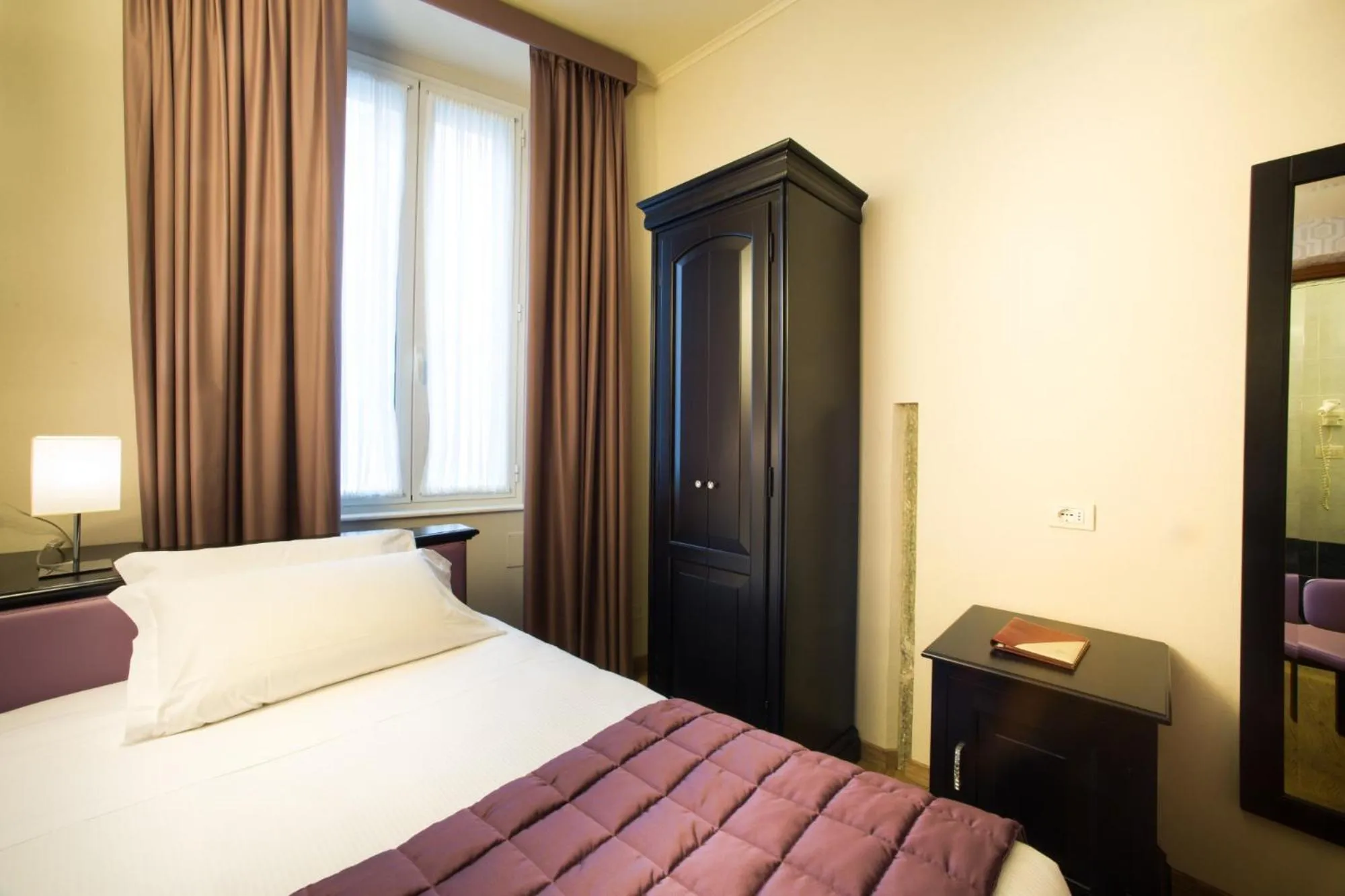 Photo of the whole room, Bed in Hotel Montreal