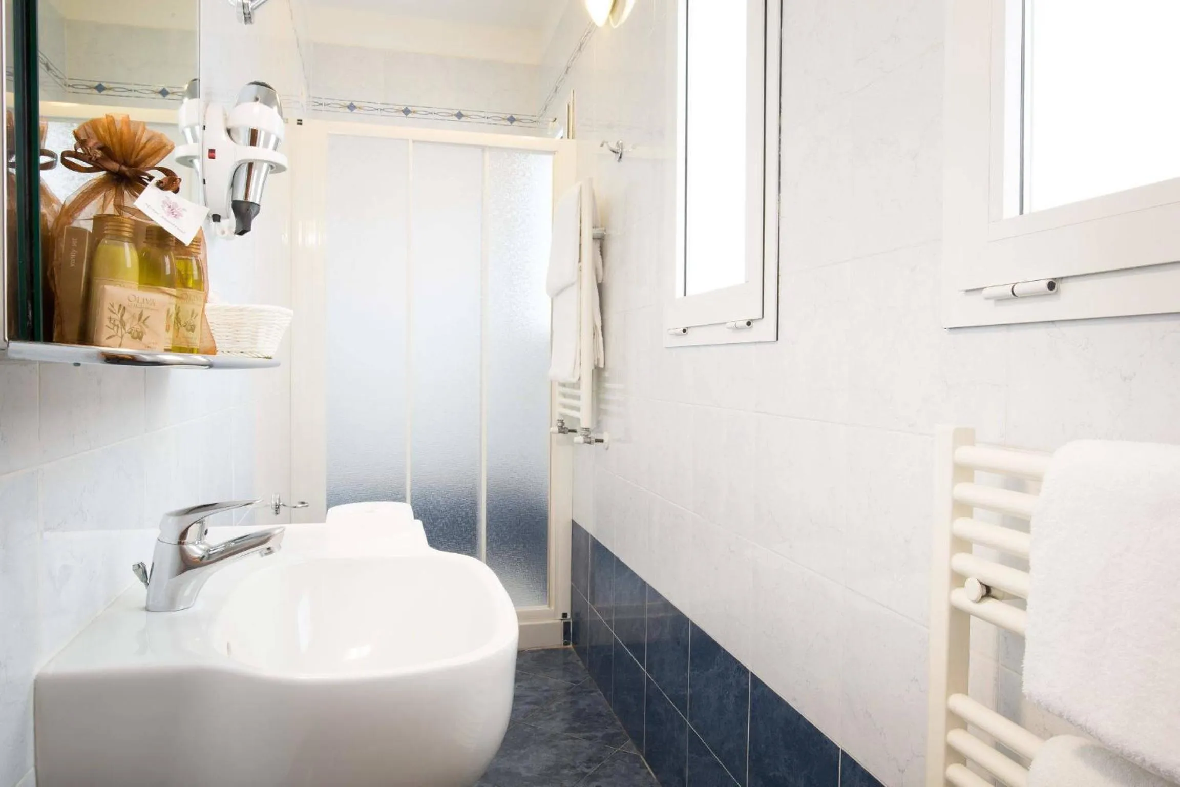 Shower in Hotel Montreal