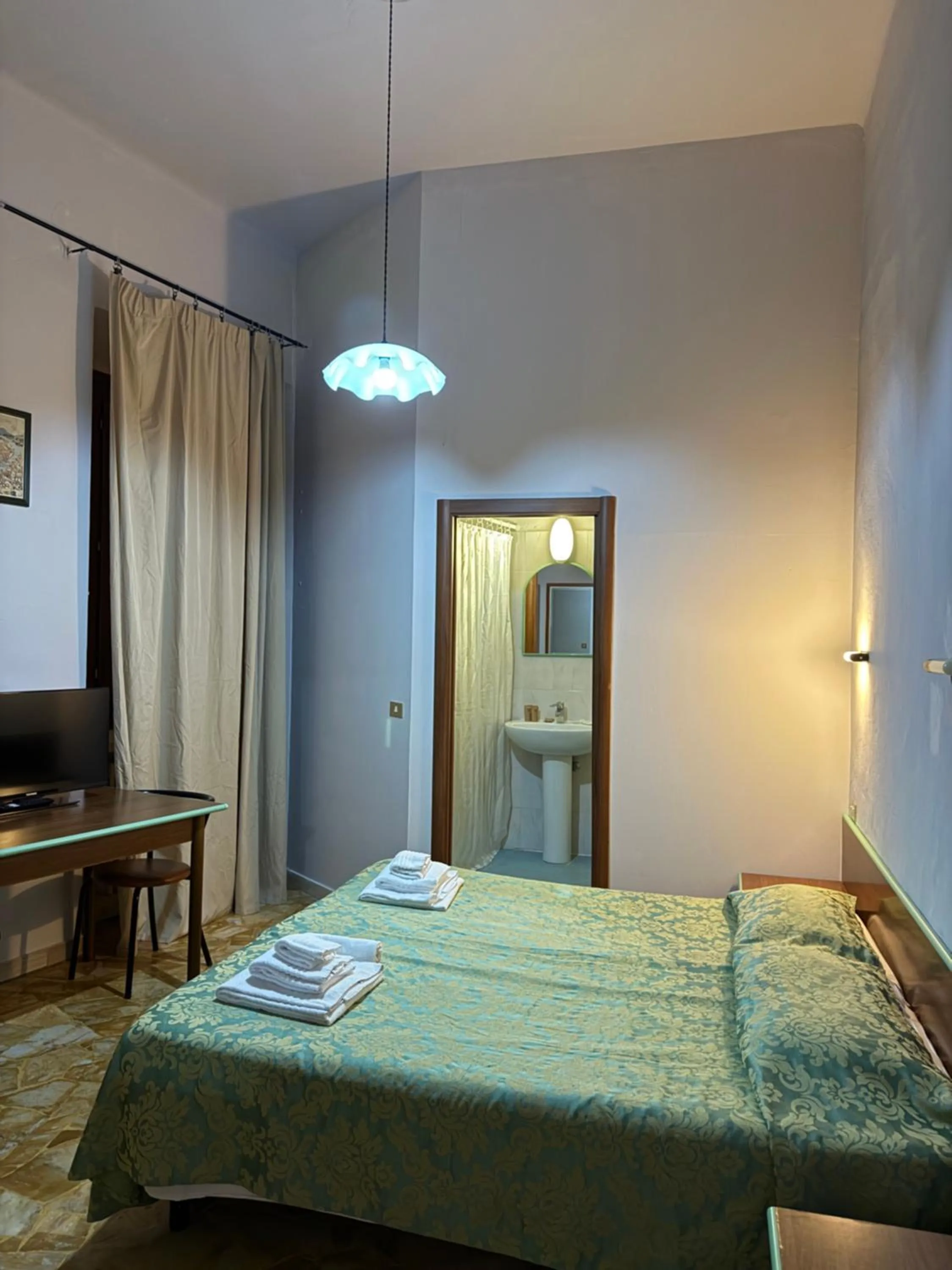 Bedroom, Bed in Hotel Montreal