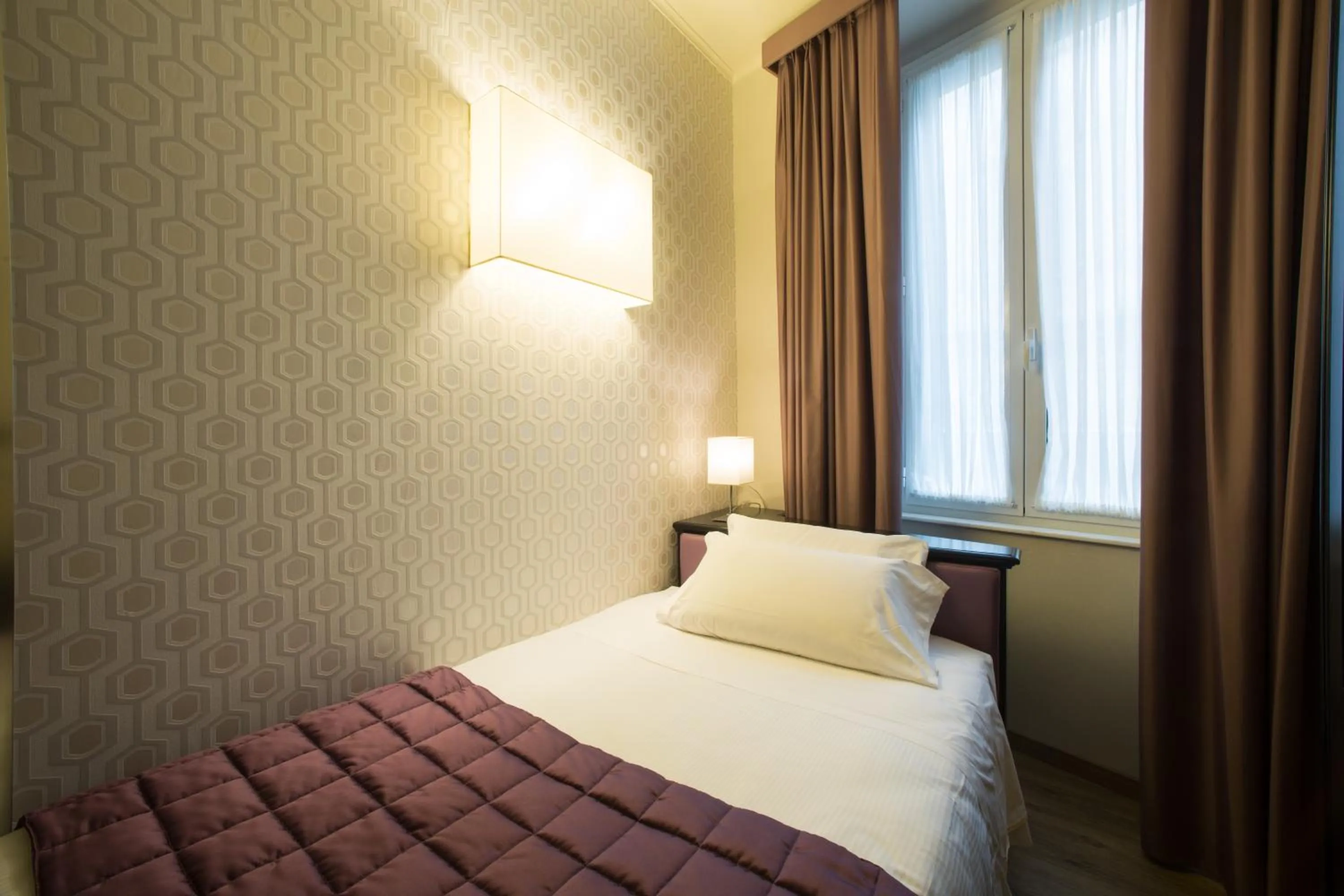 Photo of the whole room, Bed in Hotel Montreal