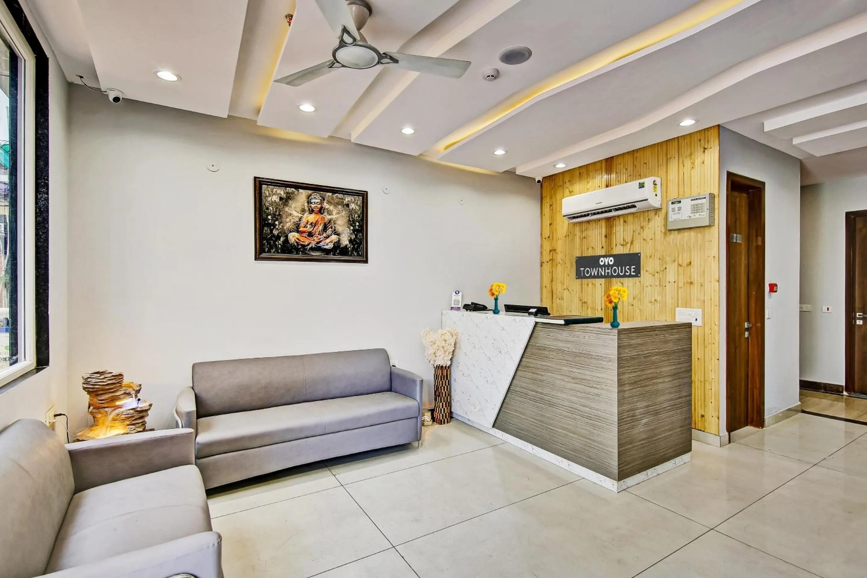 Lobby or reception in Townhouse Golden Frame