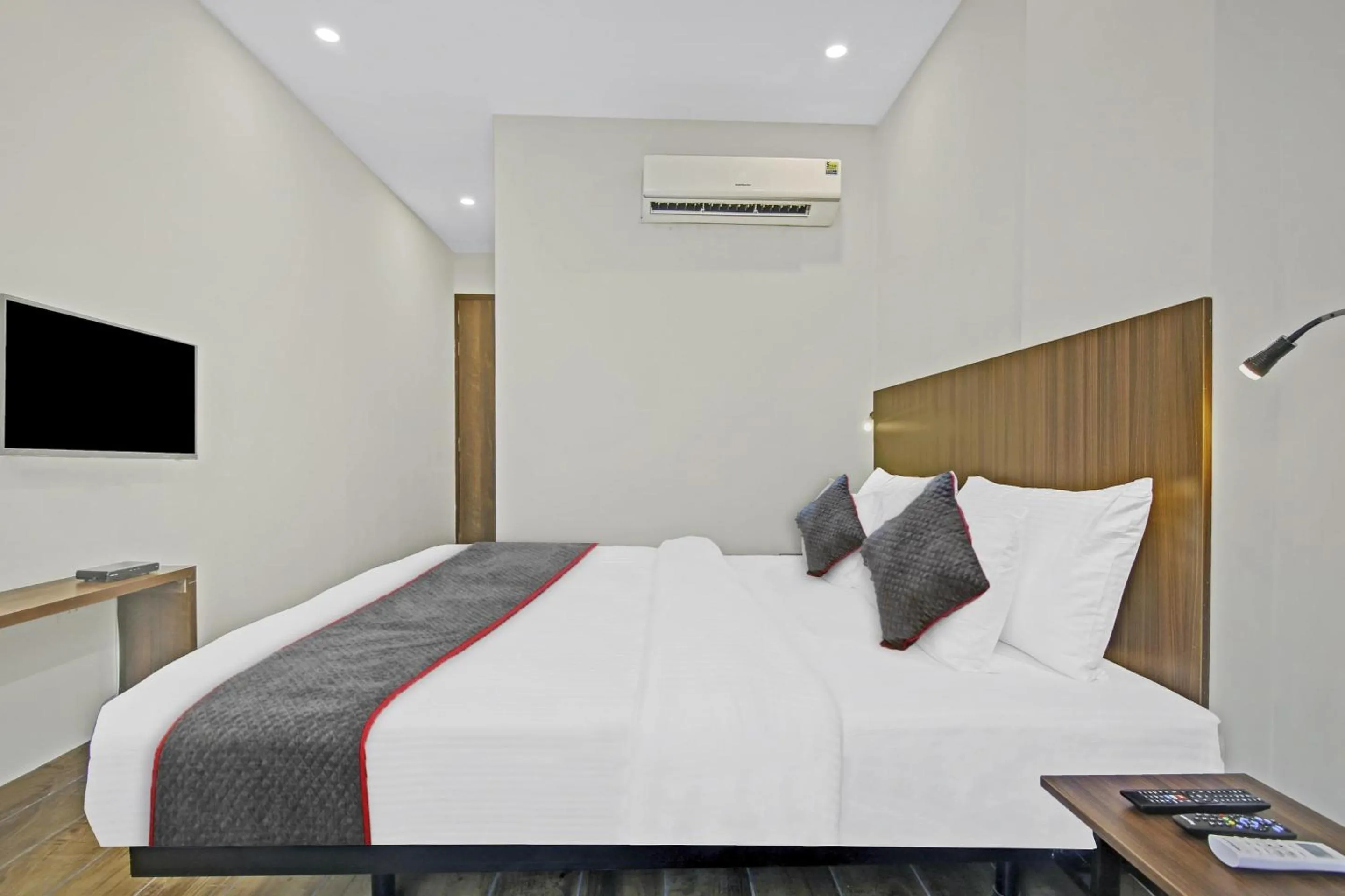 Bedroom, Bed in Townhouse Golden Frame