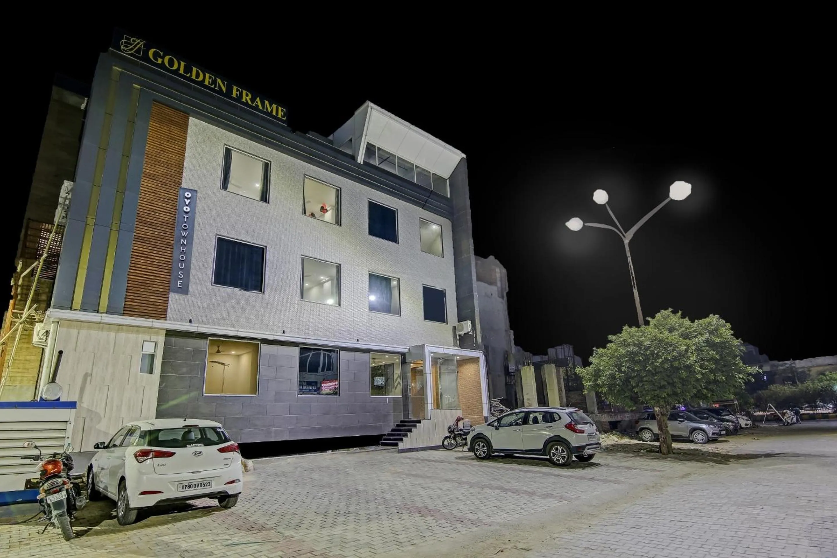 Facade/entrance in Townhouse Golden Frame