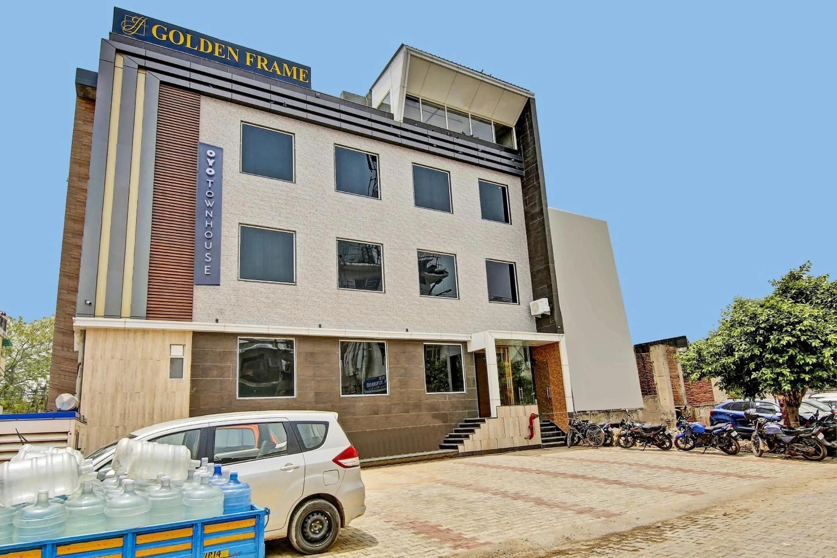 Facade/entrance in Townhouse Golden Frame