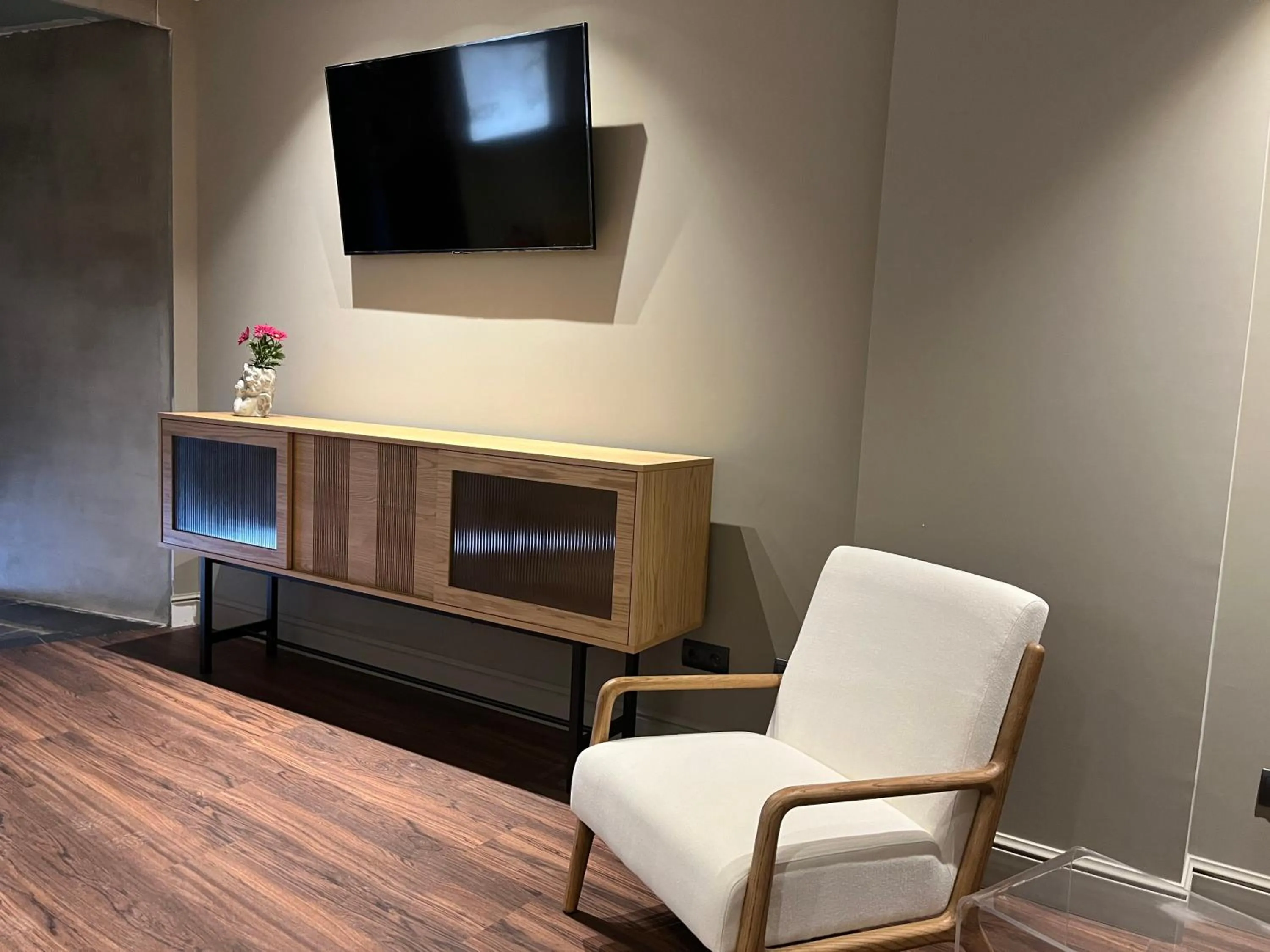 Communal lounge/ TV room in VTZ Hotel San Valero
