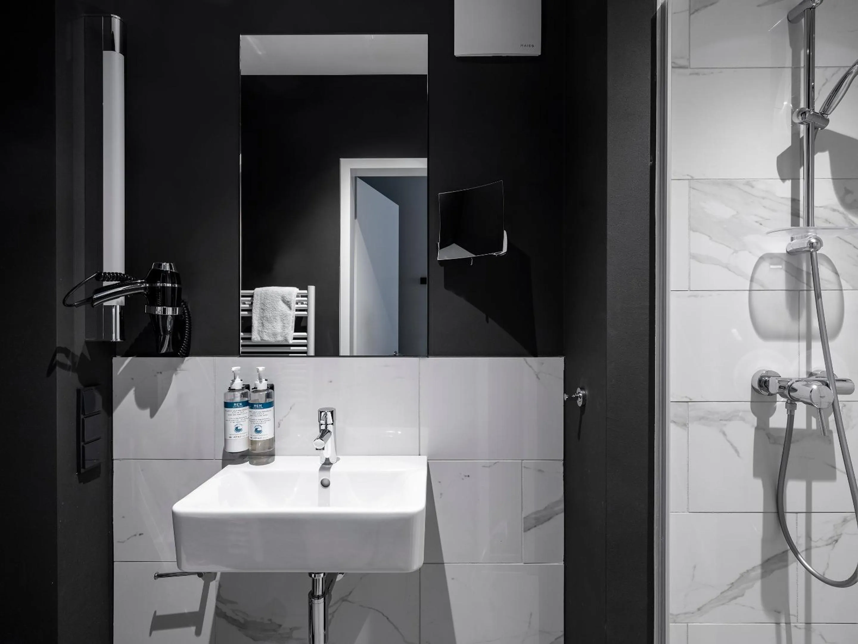 Bathroom in Numa Frankfurt Bloc