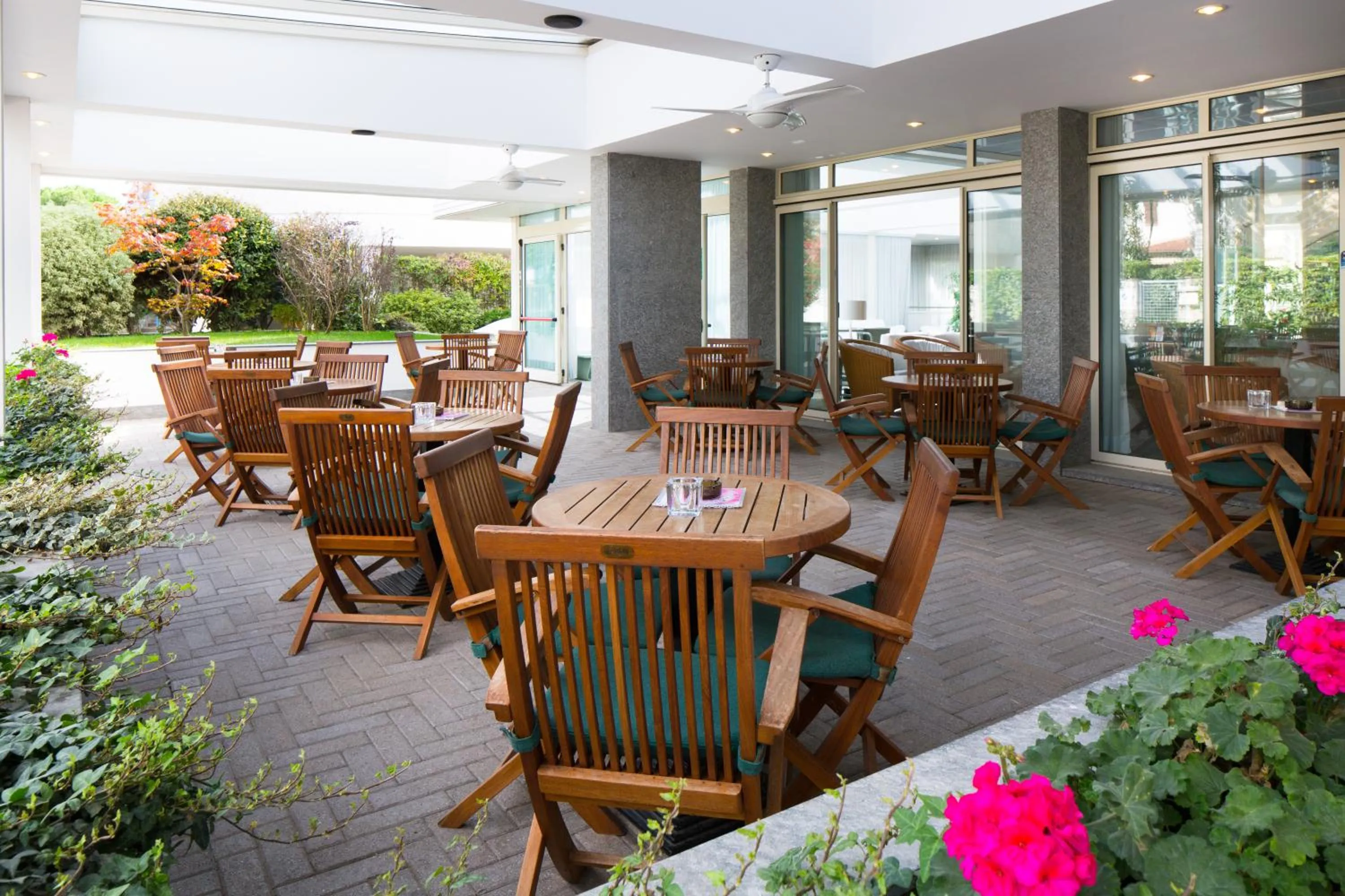 Restaurant/places to eat in Hotel Florida