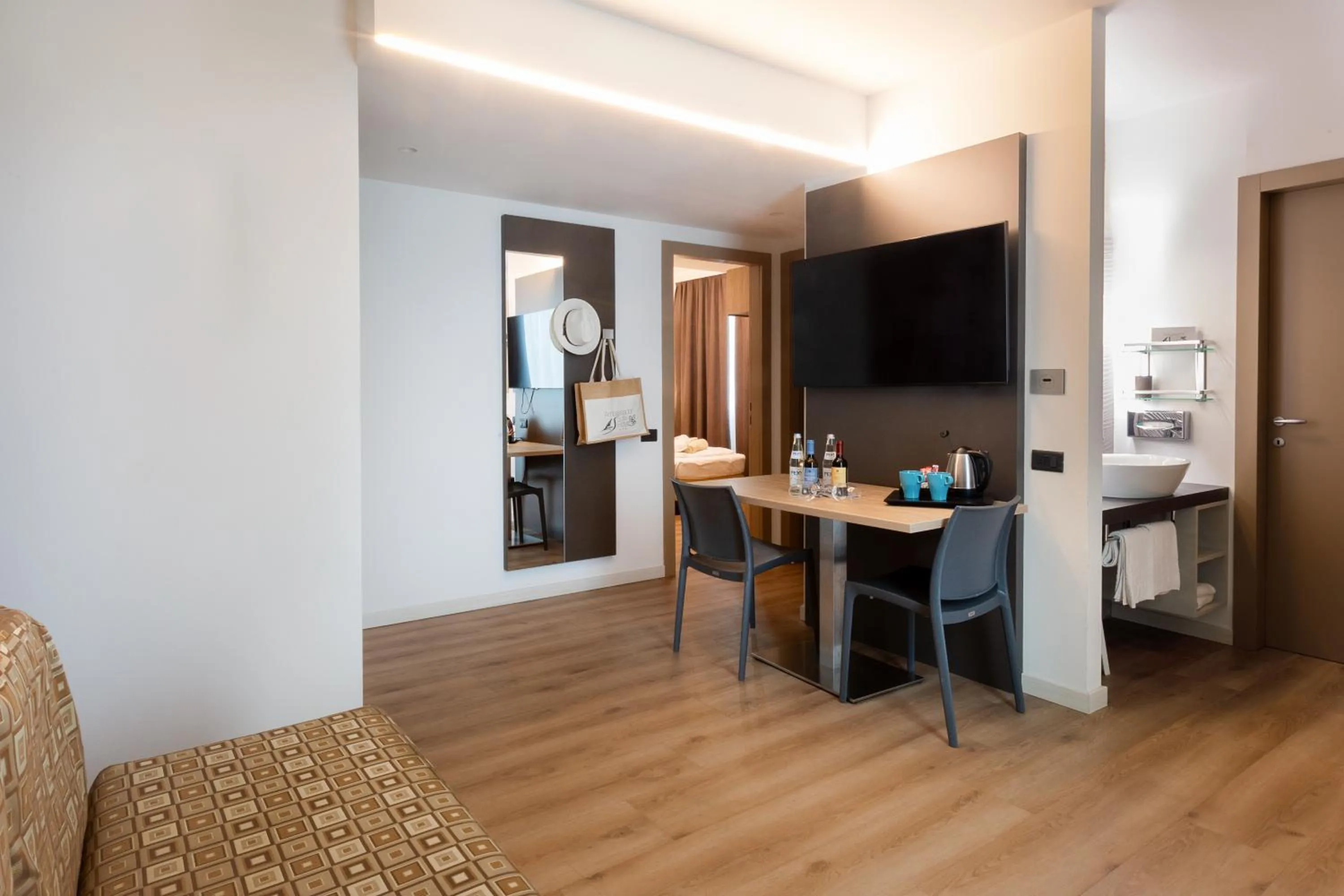 TV and multimedia in Ambassador Suite Hotel