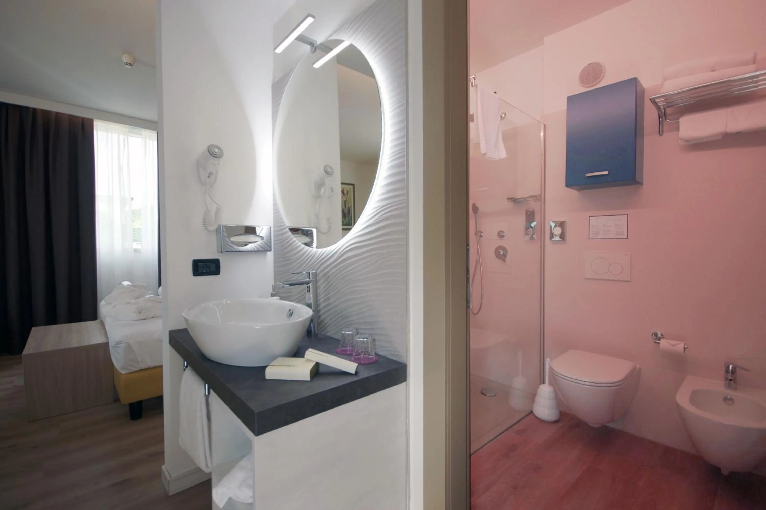 Deluxe Double Room in Ambassador Suite Hotel