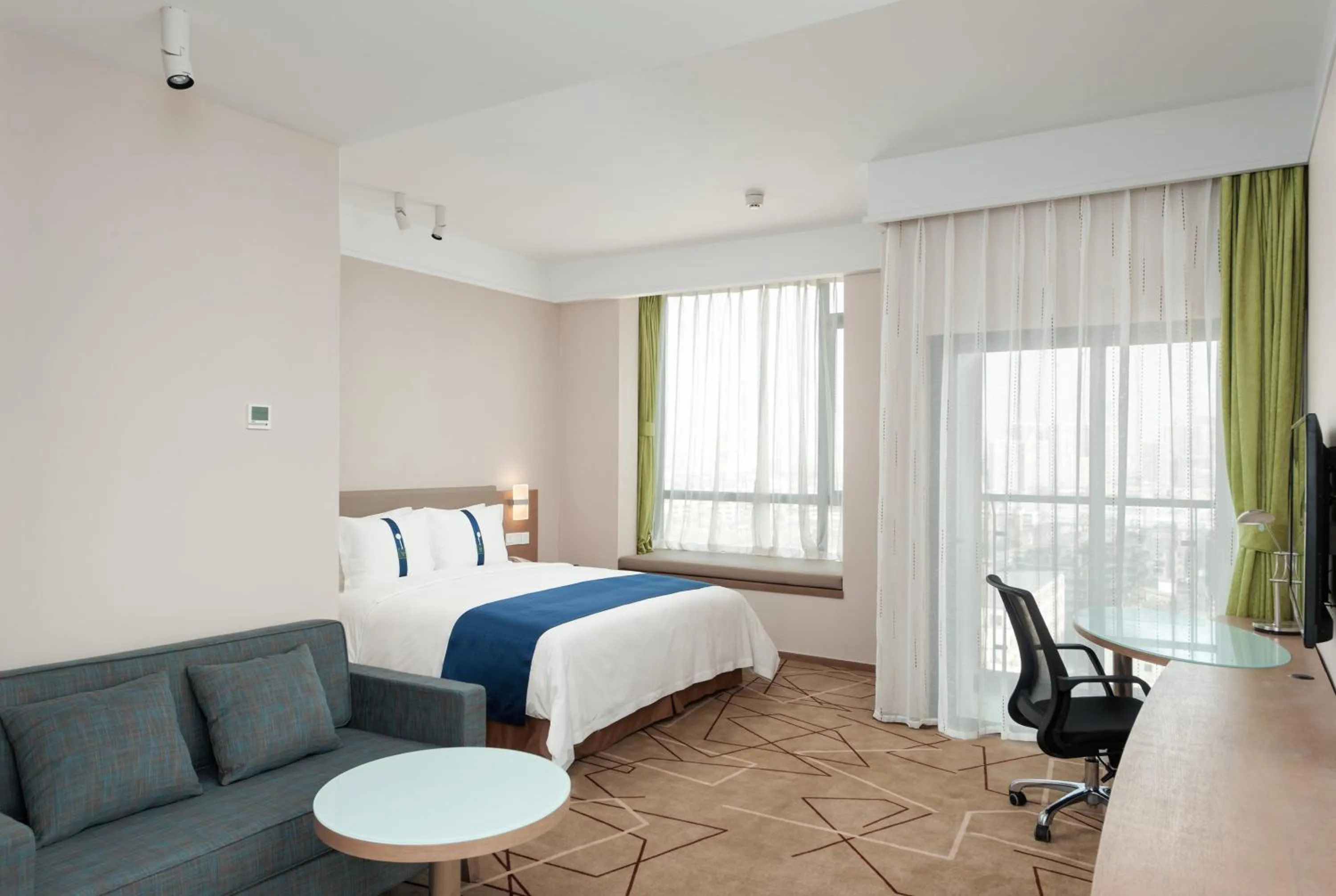 Photo of the whole room, Bed in Holiday Inn Express Chengdu West Gate by IHG