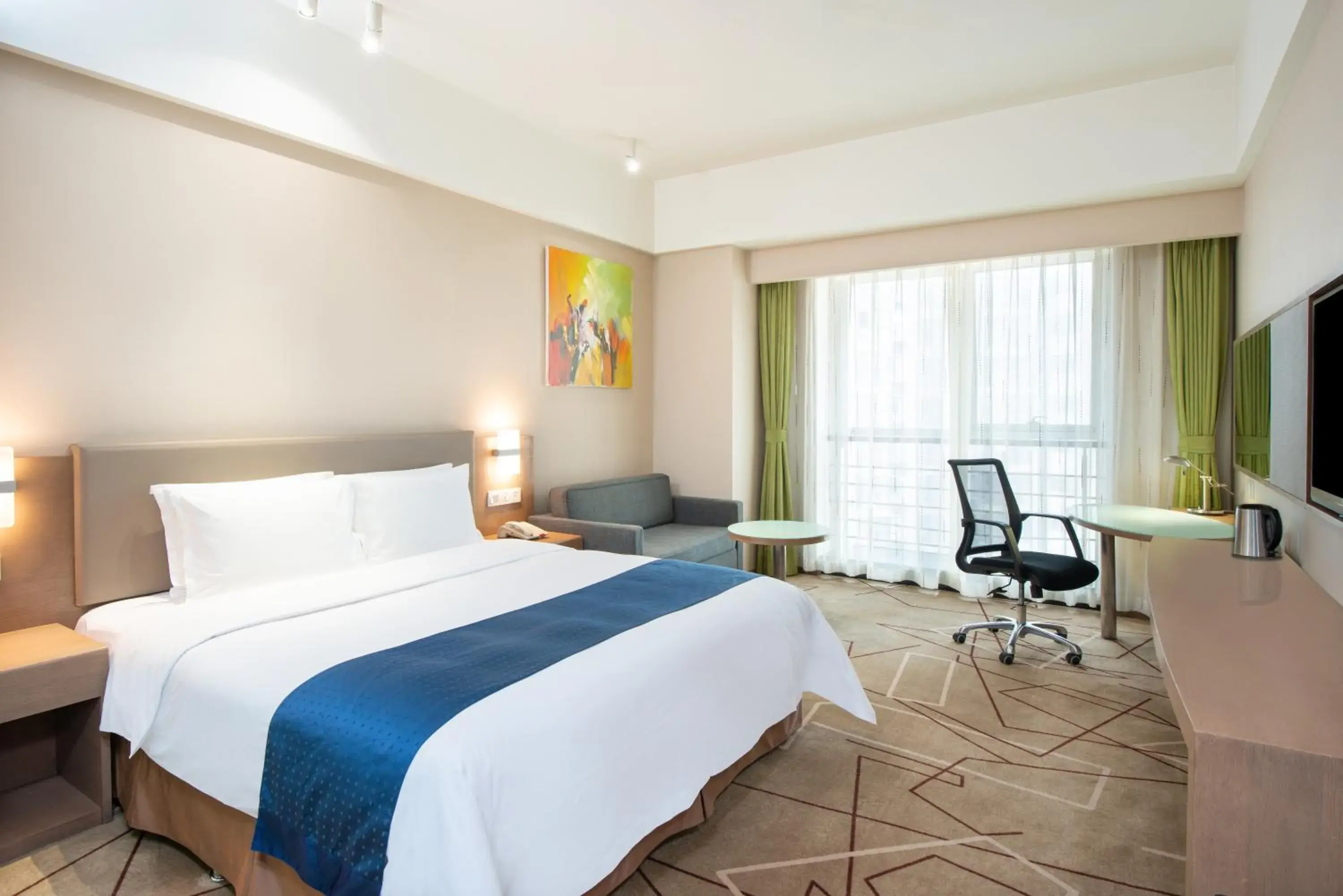 Standard King Room in Holiday Inn Express Chengdu West Gate by IHG Standard King Room in Holiday Inn Express Chengdu West Gate by IHG