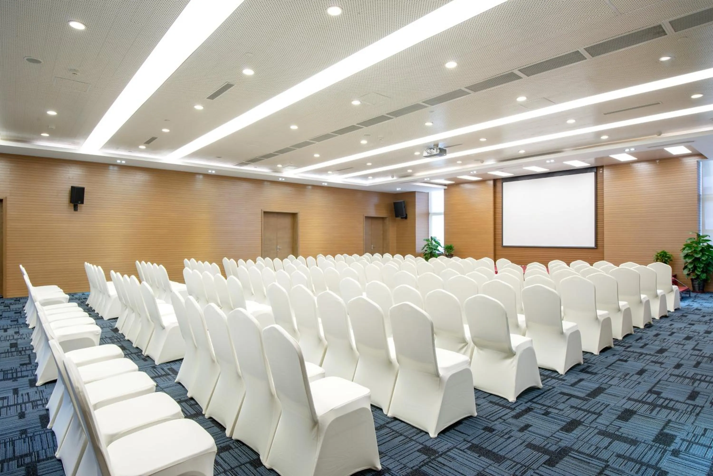 Meeting/conference room in Holiday Inn Express Chengdu West Gate by IHG