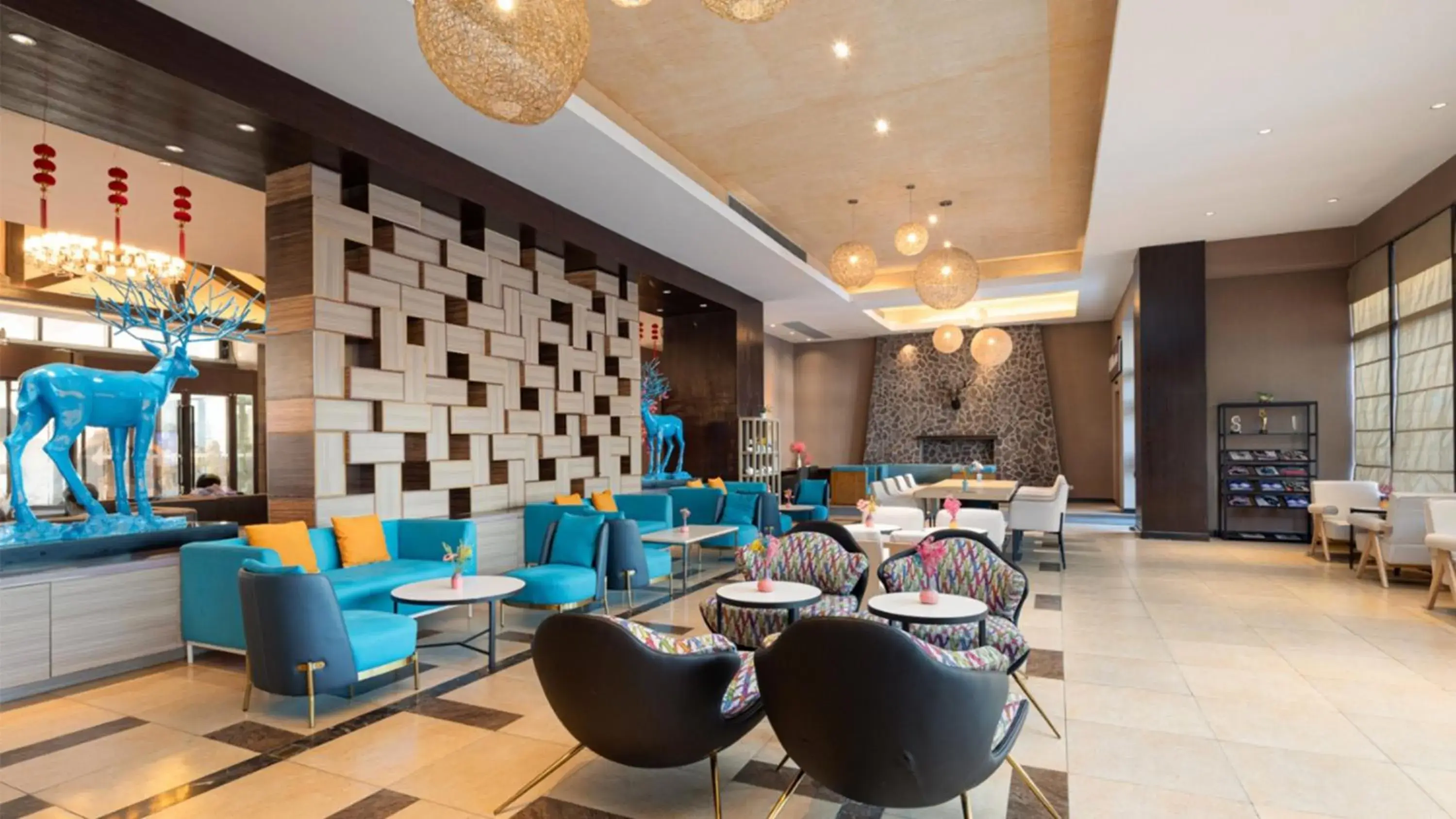 Lounge or bar in Holiday Inn Express Changbaishan by IHG Lounge or bar in Holiday Inn Express Changbaishan by IHG