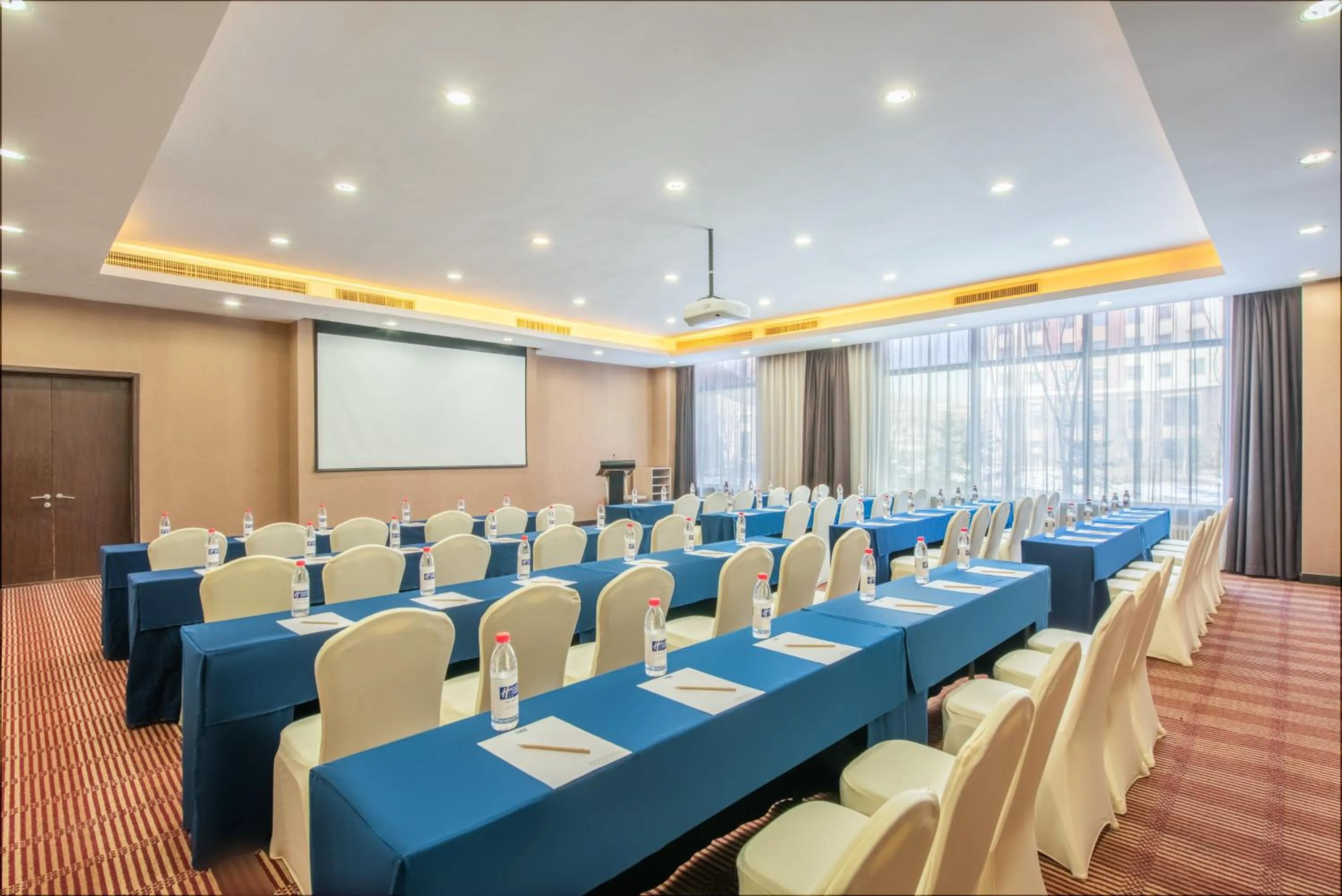 Meeting/conference room in Holiday Inn Express Changbaishan by IHG